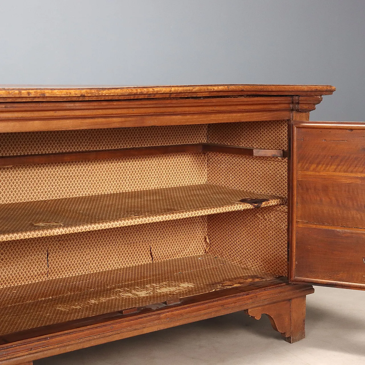 Walnut sideboard, 19th century 3