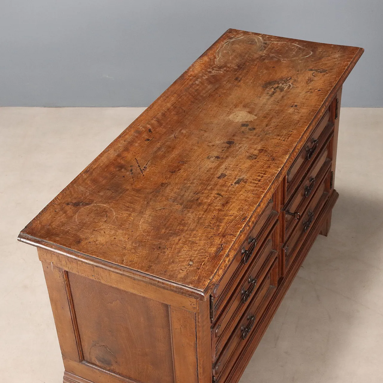 Walnut sideboard, 19th century 10