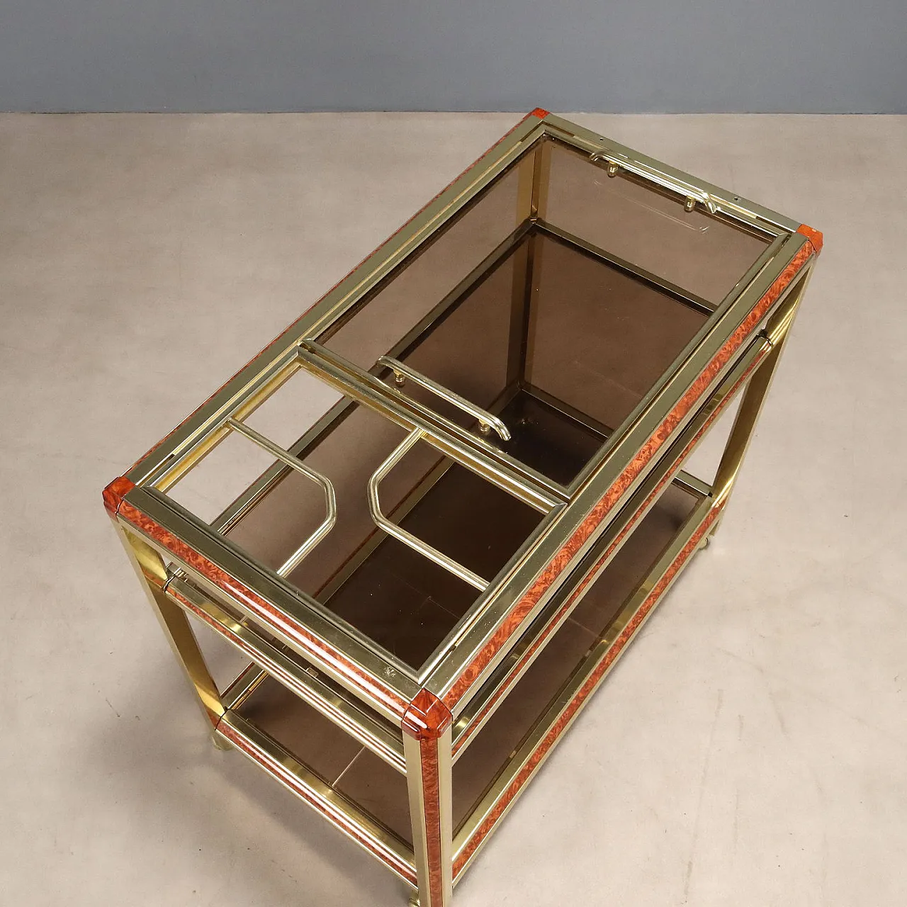 Carrello di servizio in ottone e vetro fumé, anni '80 5