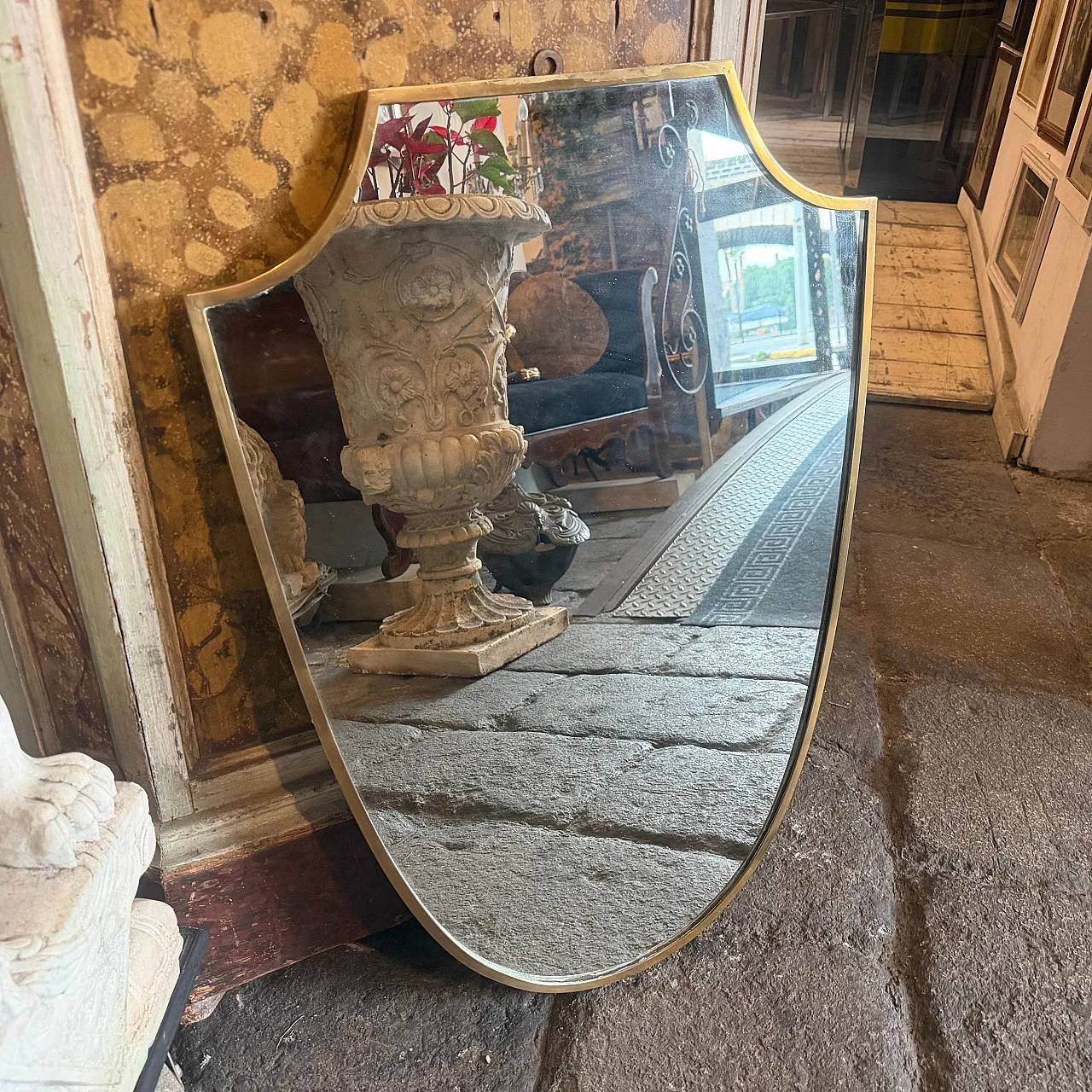 Specchio da parete a scudo in ottone di Gio Ponti, anni '50 3