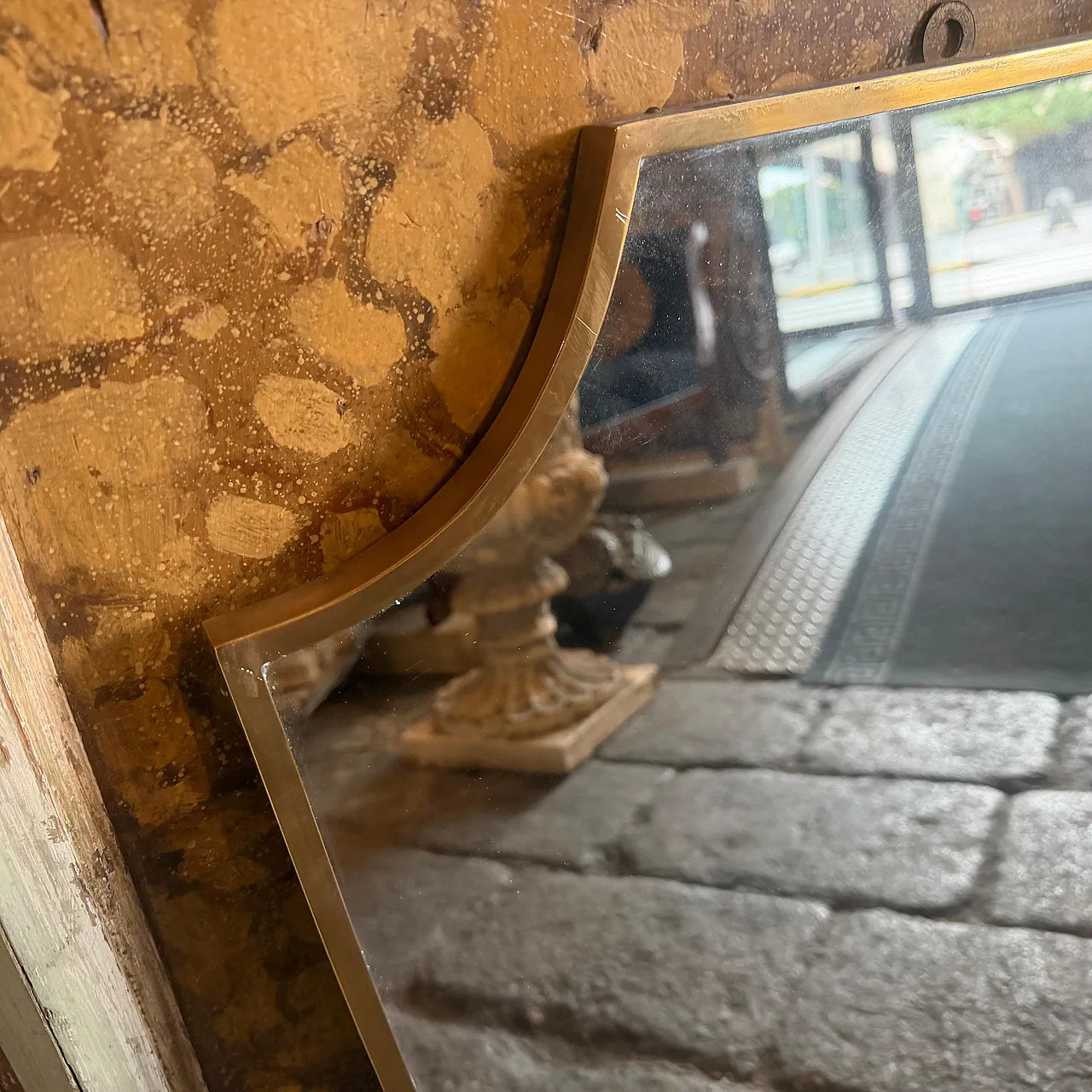Specchio da parete a scudo in ottone di Gio Ponti, anni '50 4