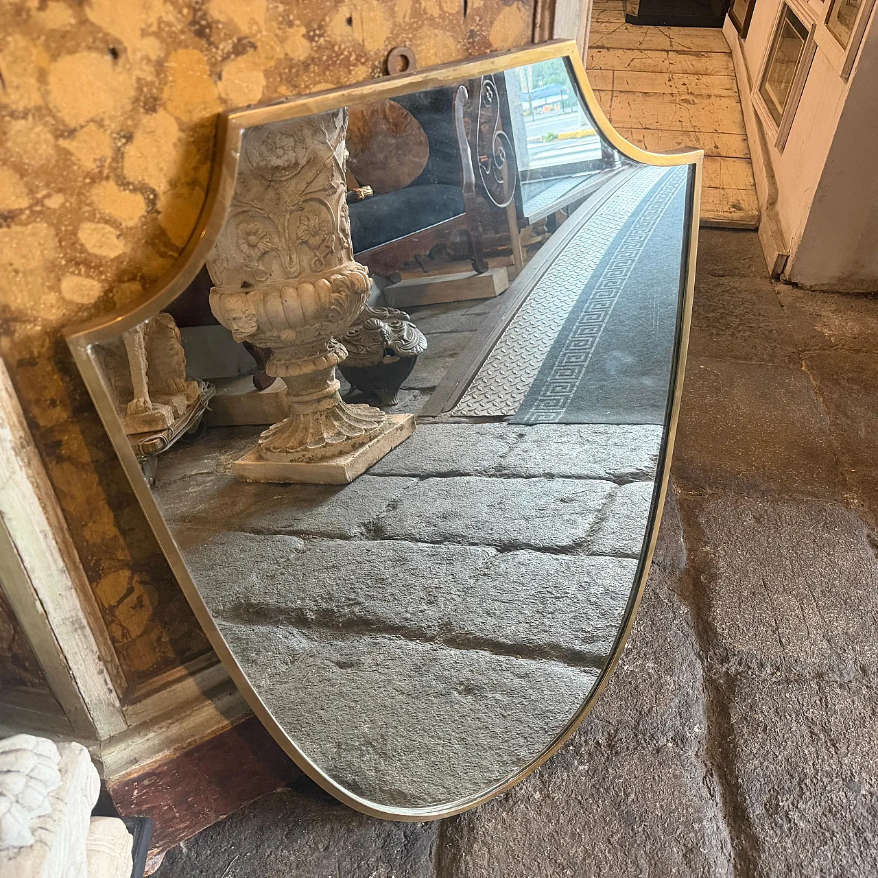 Specchio da parete a scudo in ottone di Gio Ponti, anni '50 7