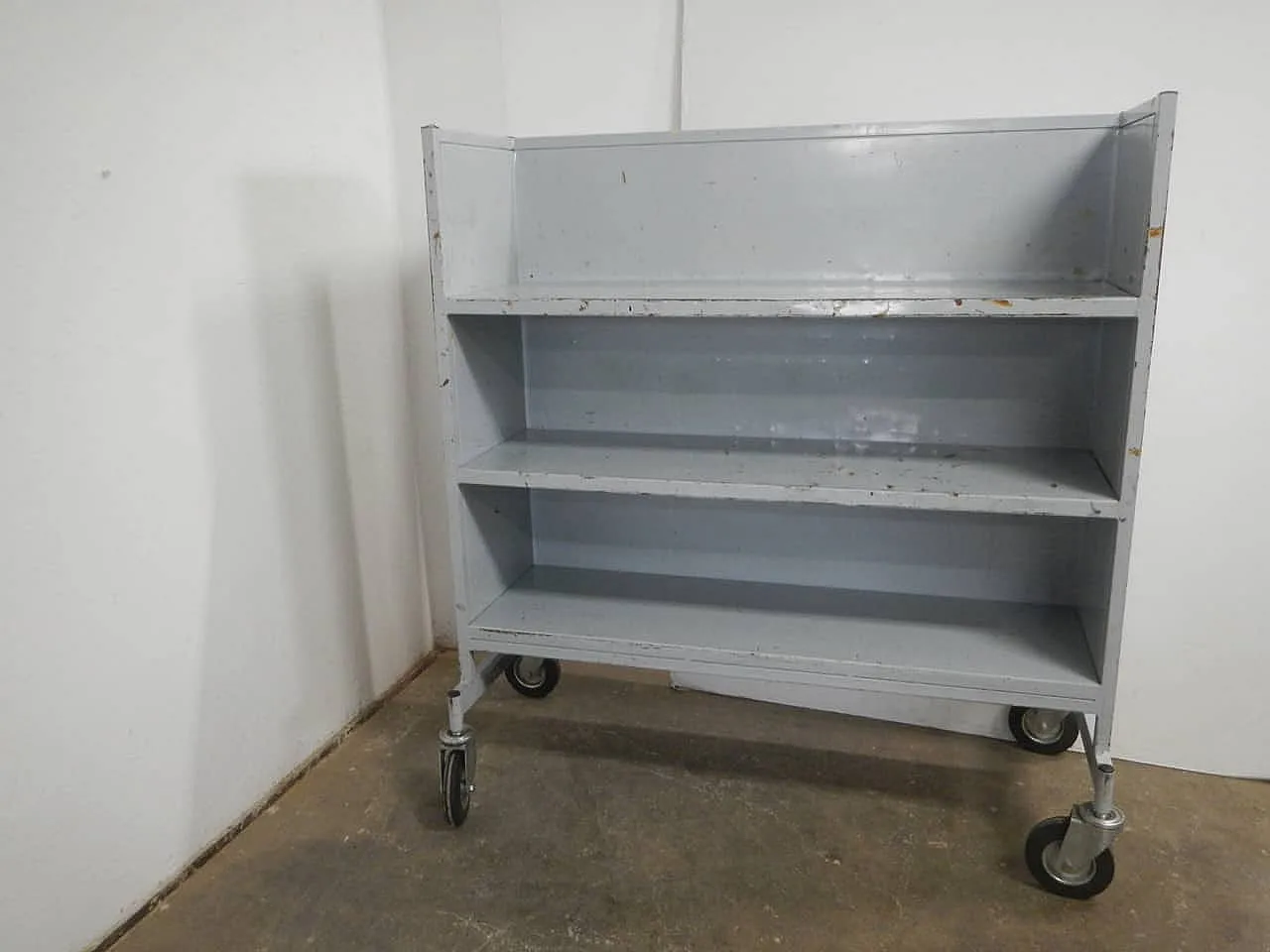 Gray iron trolley 1970 2