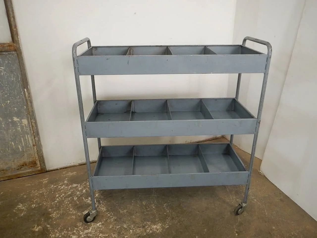 Carrello in ferro 12 scomparti 1960 1