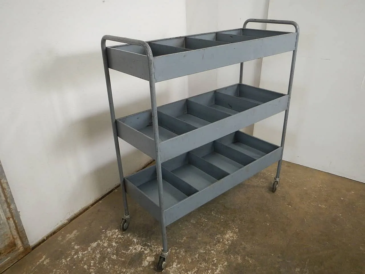 Carrello in ferro 12 scomparti 1960 2