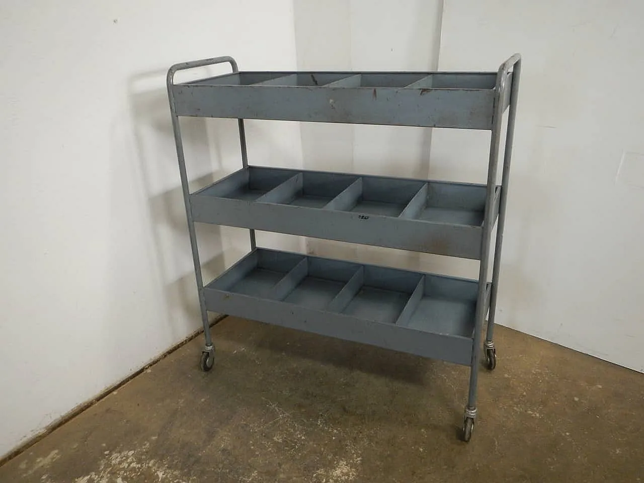 Carrello in ferro 12 scomparti 1960 3