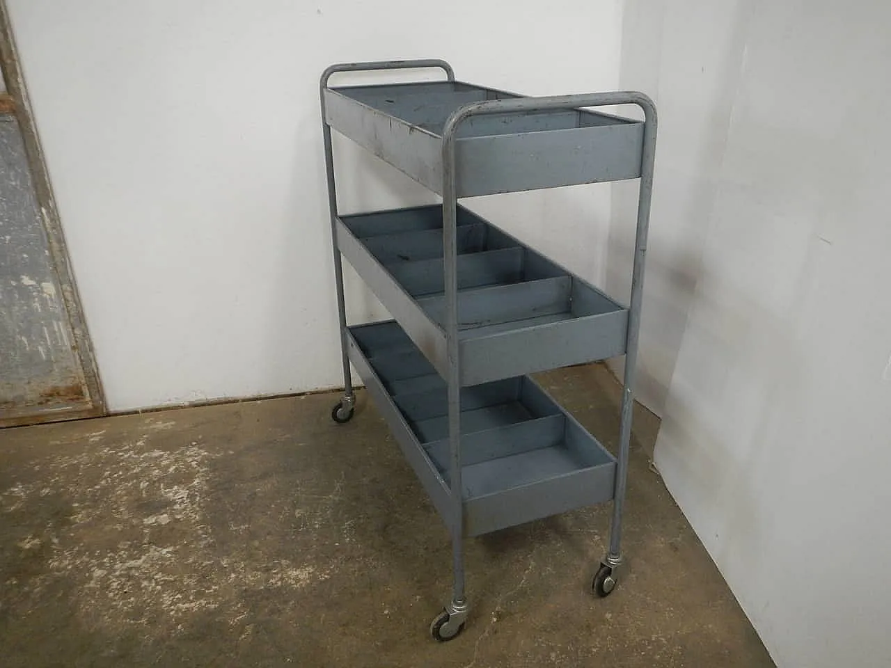 Carrello in ferro 12 scomparti 1960 4