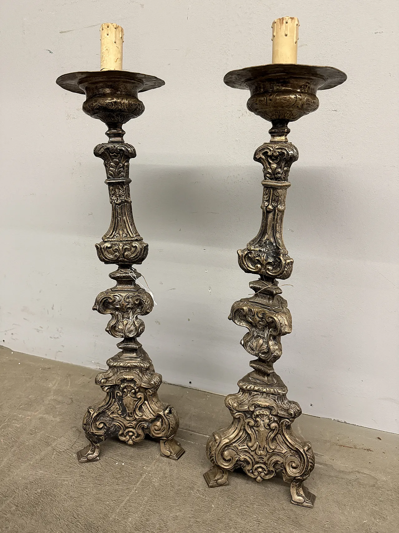 Coppia di candelabri in argento cesellato, '700 1