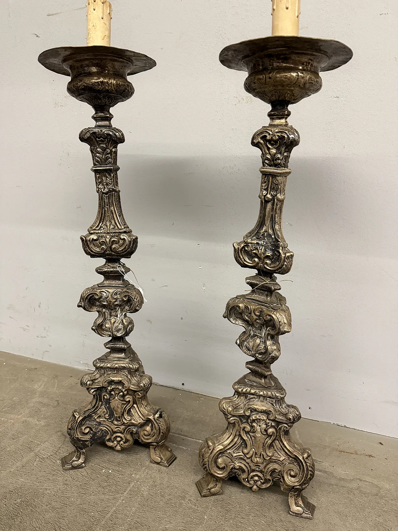 Coppia di candelabri in argento cesellato, '700 2