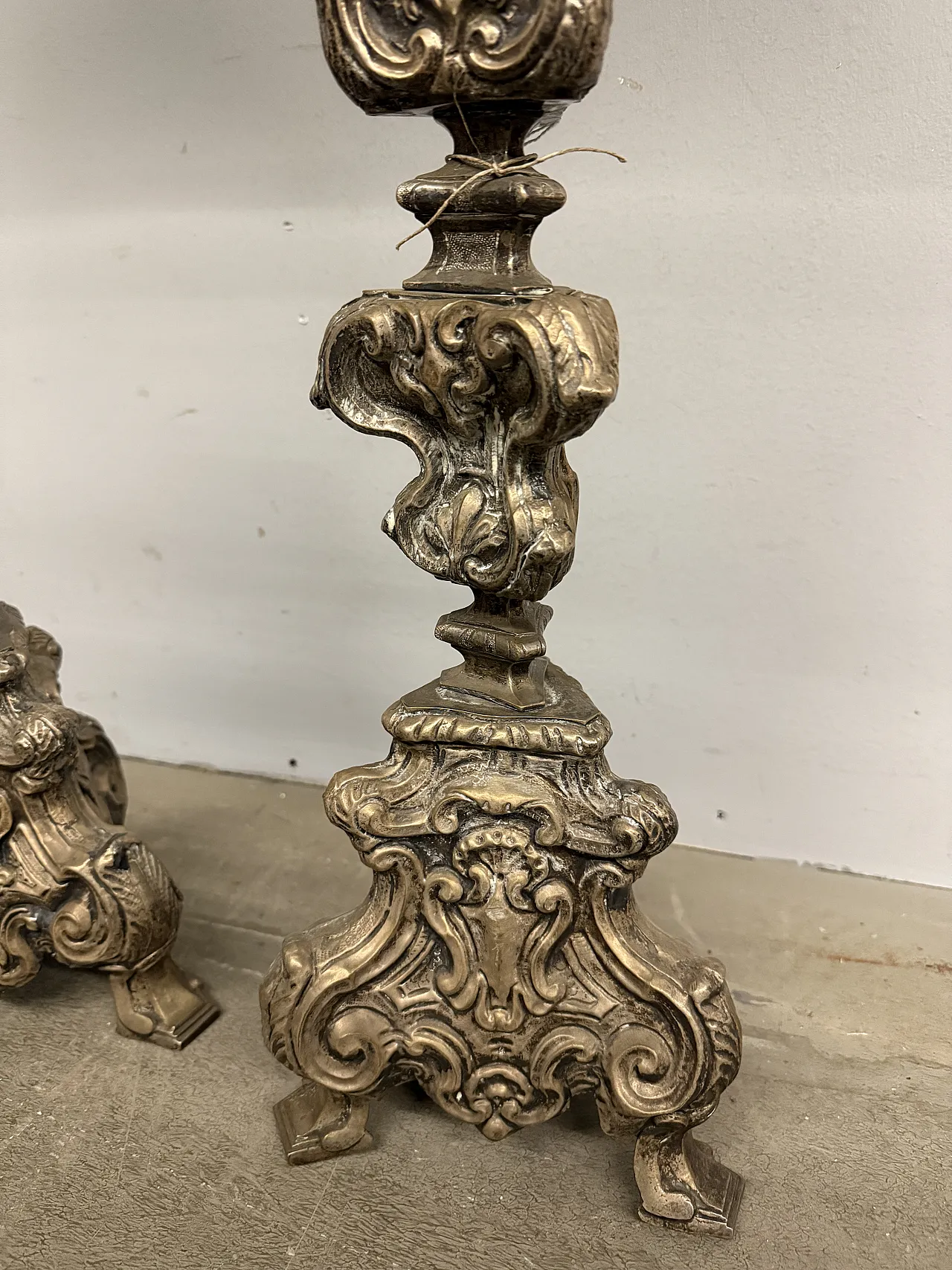 Coppia di candelabri in argento cesellato, '700 3