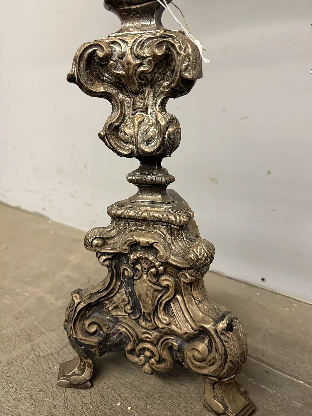 Coppia di candelabri in argento cesellato, '700 4