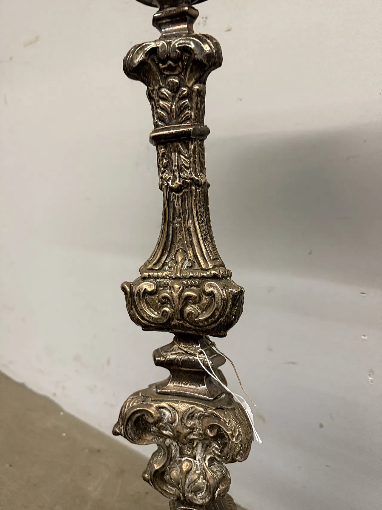 Coppia di candelabri in argento cesellato, '700 5