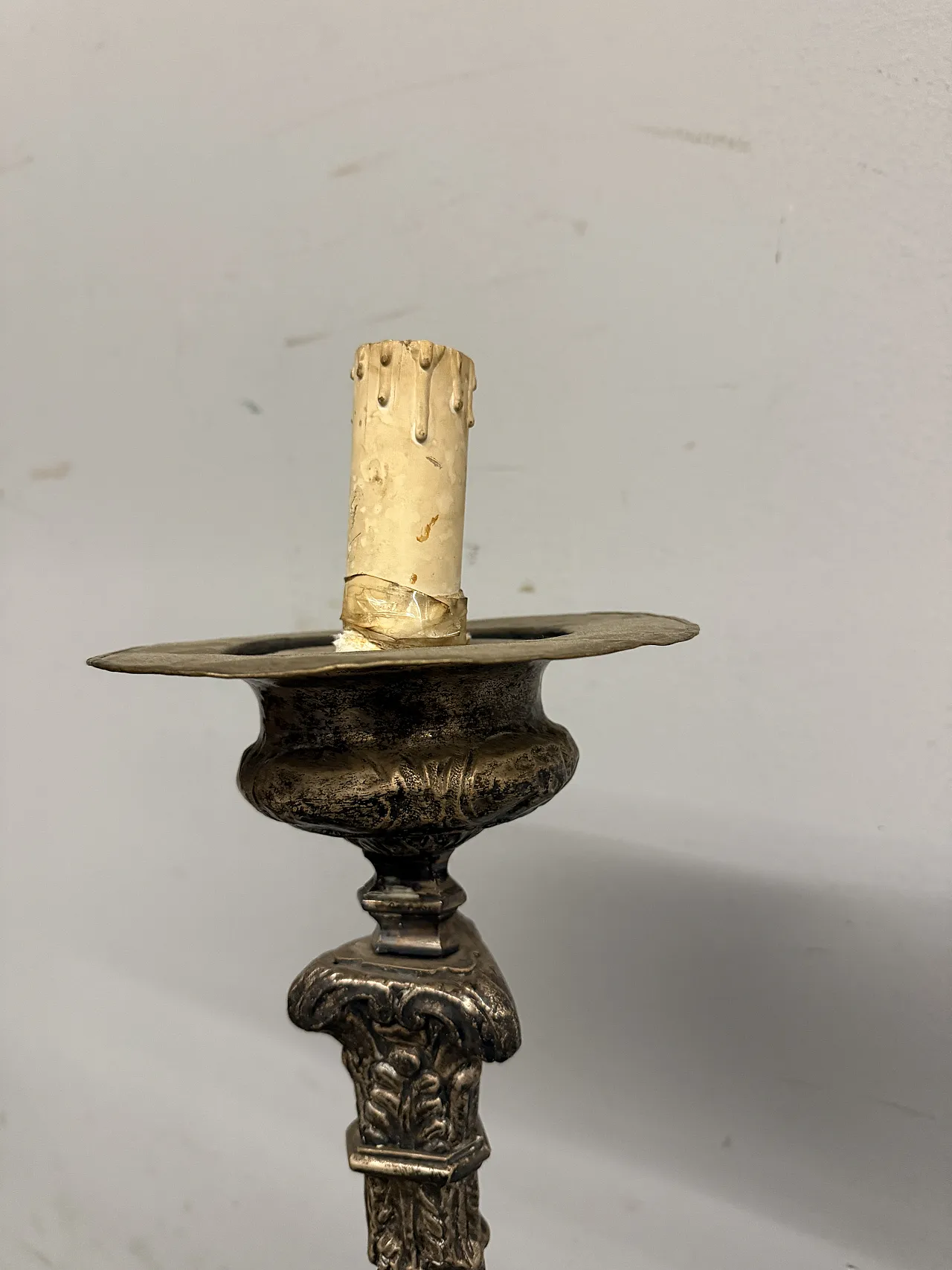 Coppia di candelabri in argento cesellato, '700 6