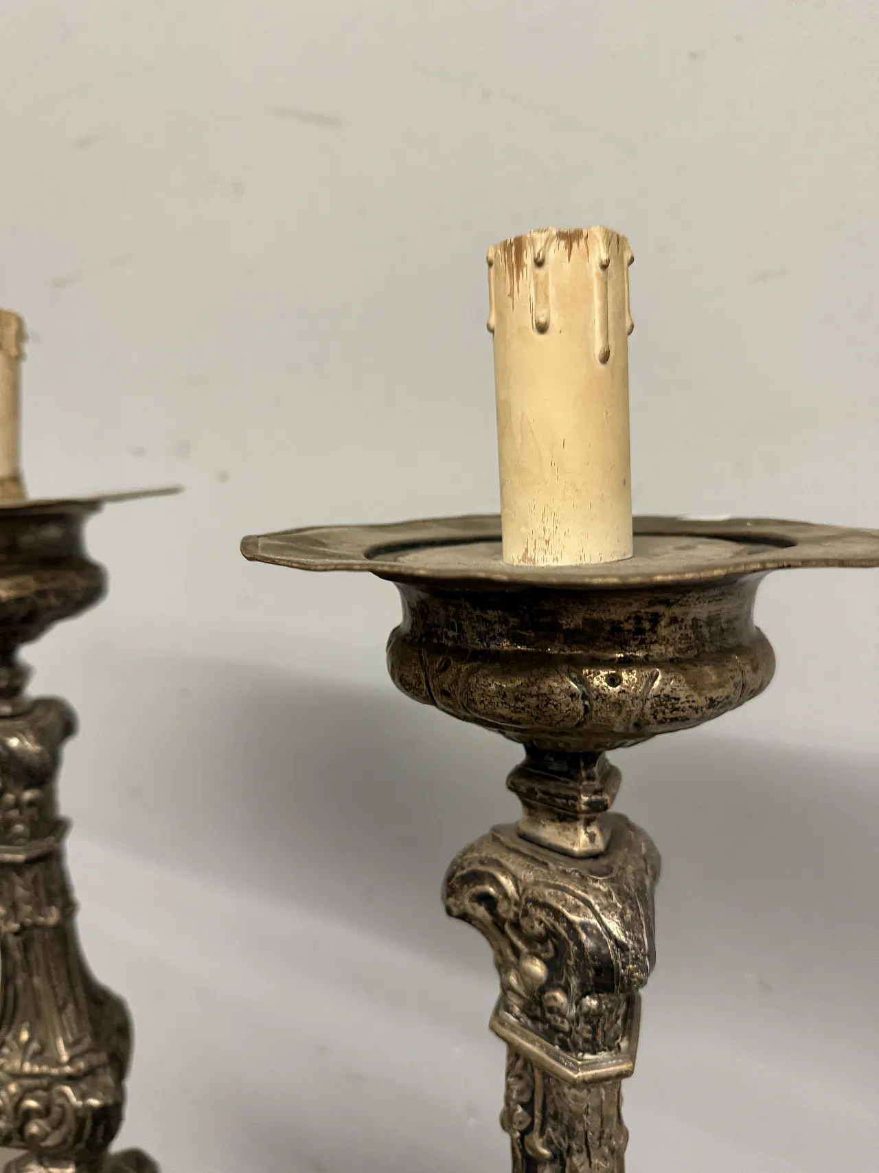 Coppia di candelabri in argento cesellato, '700 7