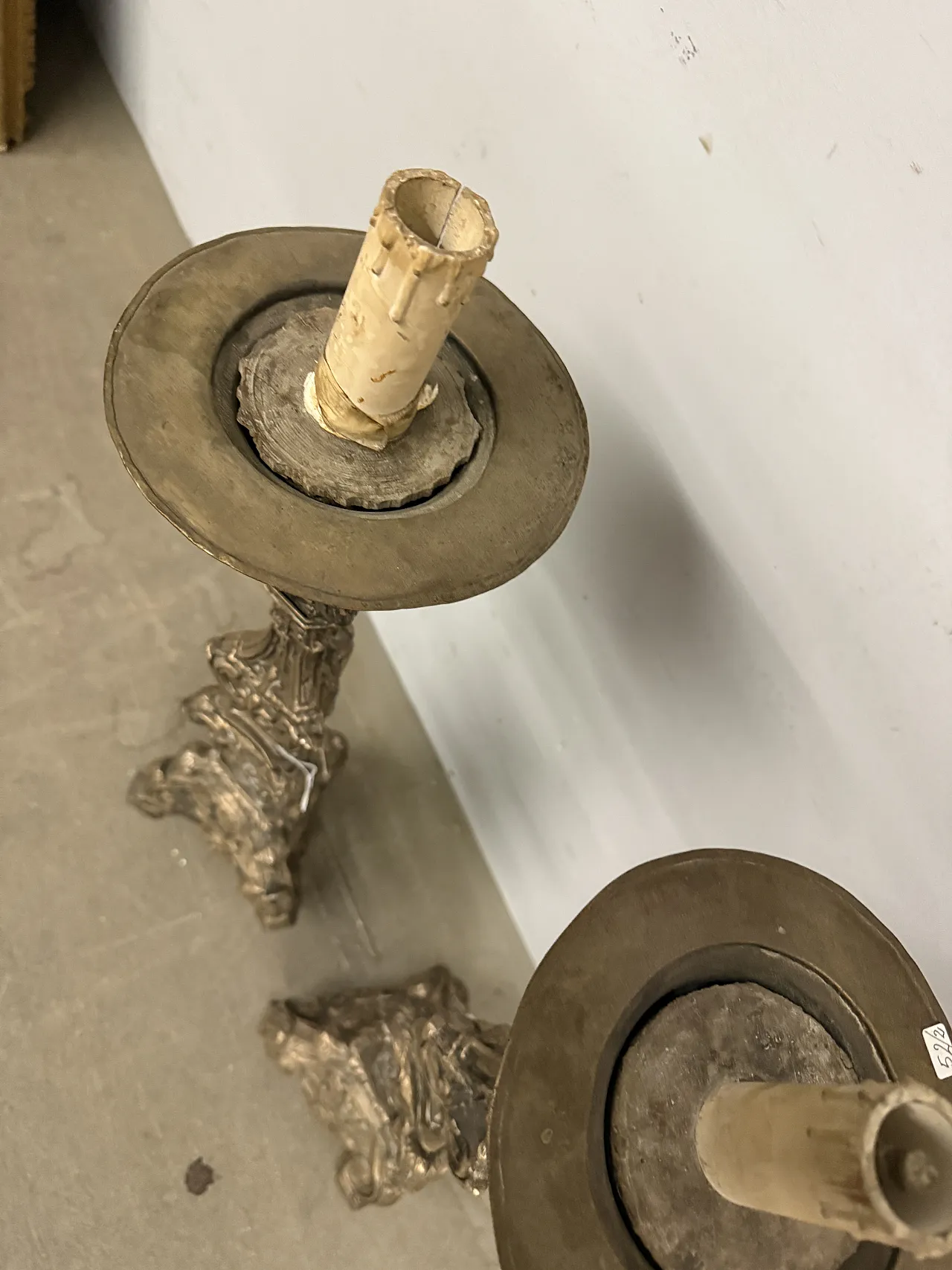 Coppia di candelabri in argento cesellato, '700 9