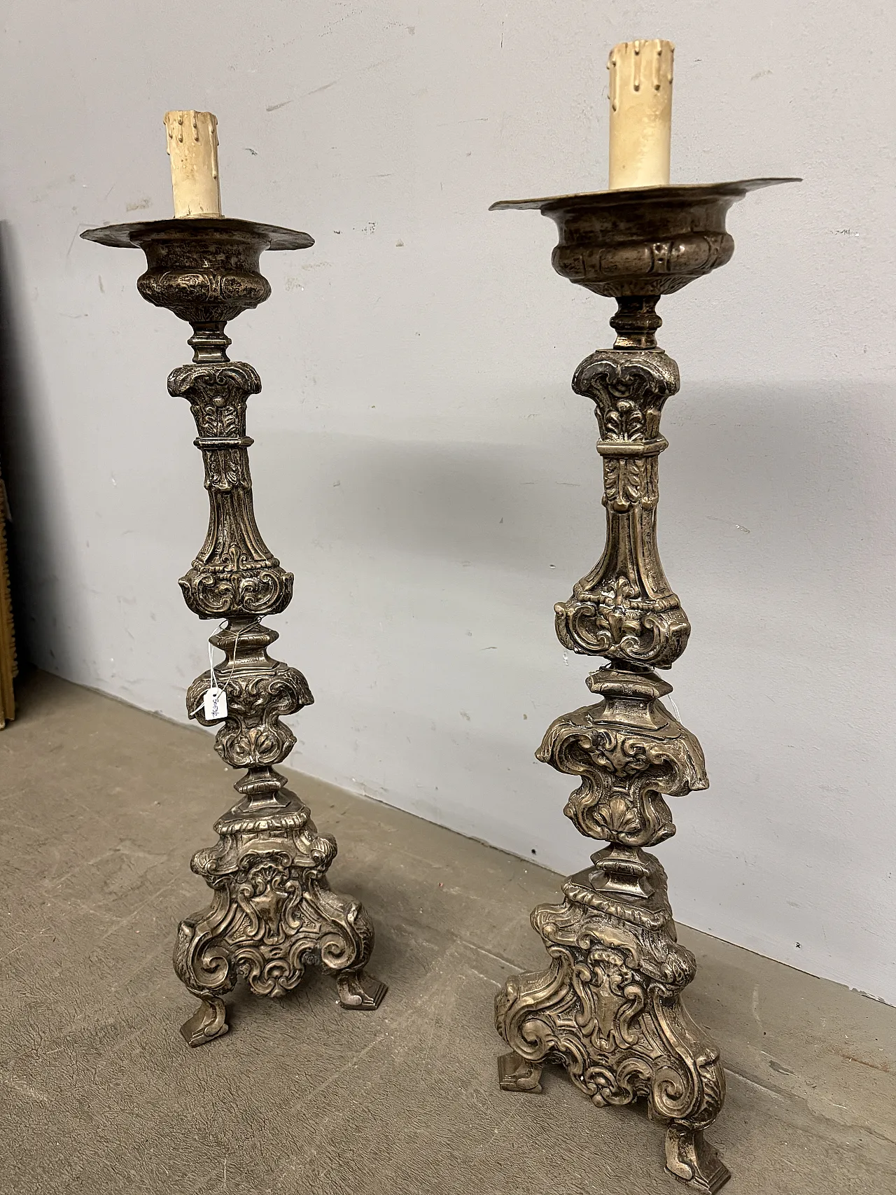 Coppia di candelabri in argento cesellato, '700 10