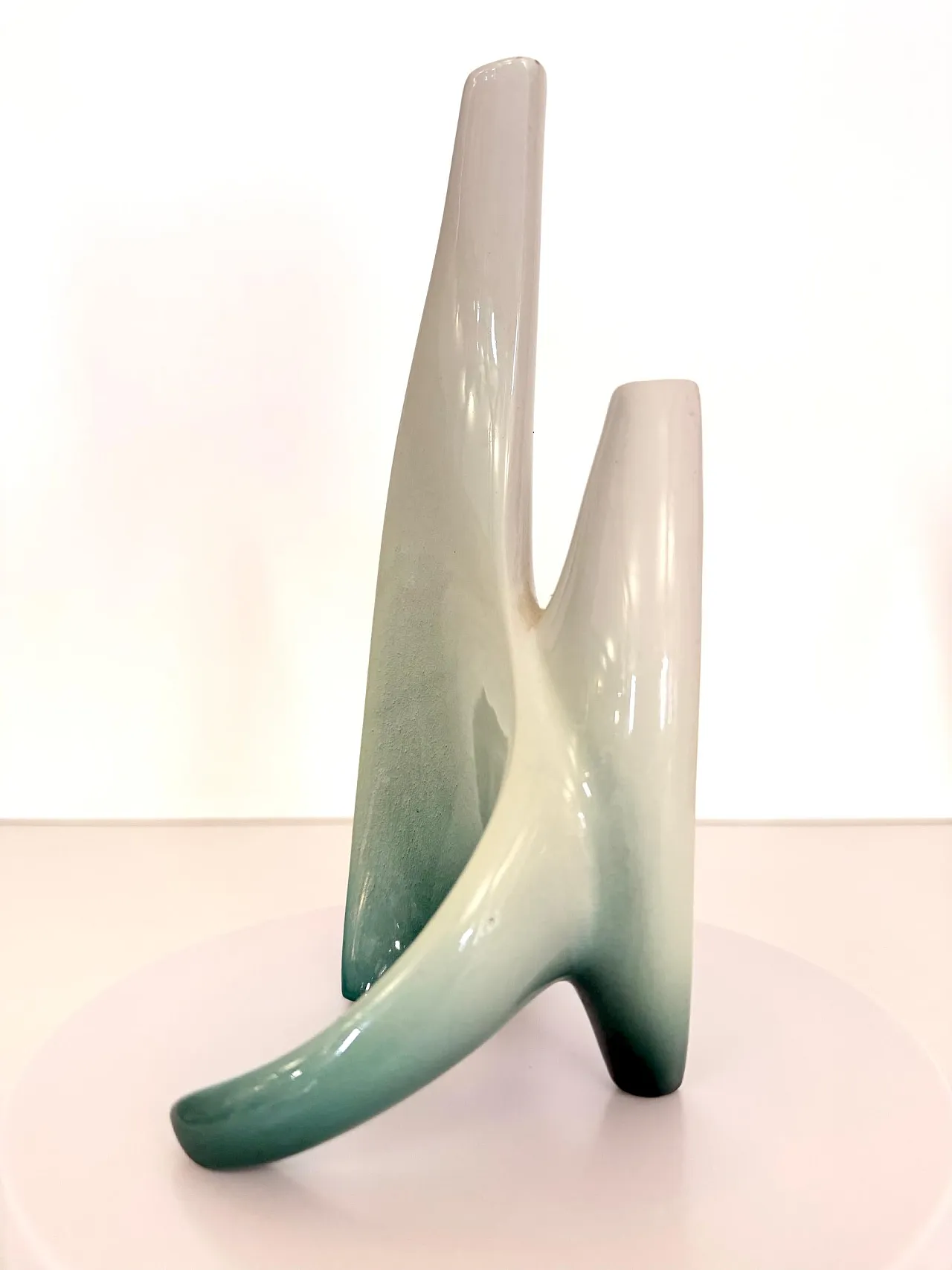 Scultura a forma di vaso di fiori in ceramica avorio e verde, anni '50 5