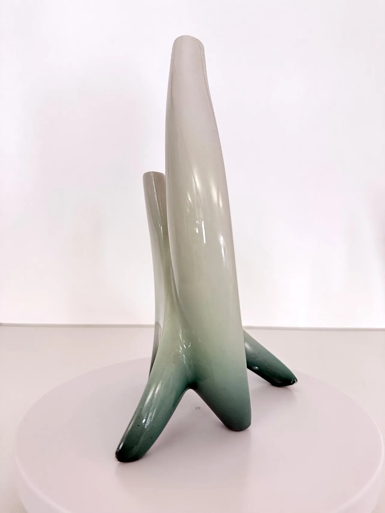 Scultura a forma di vaso di fiori in ceramica avorio e verde, anni '50 7