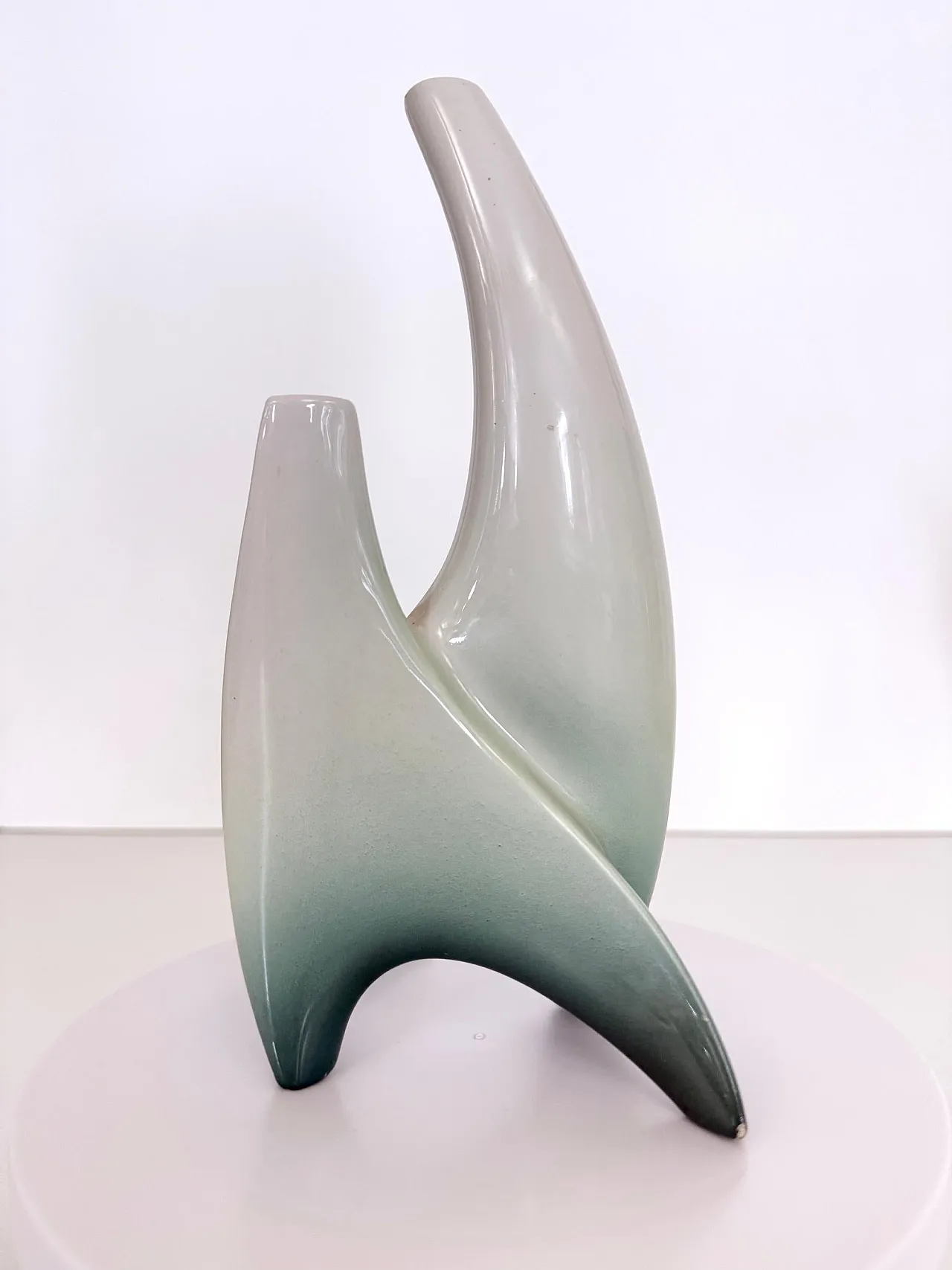 Scultura a forma di vaso di fiori in ceramica avorio e verde, anni '50 9