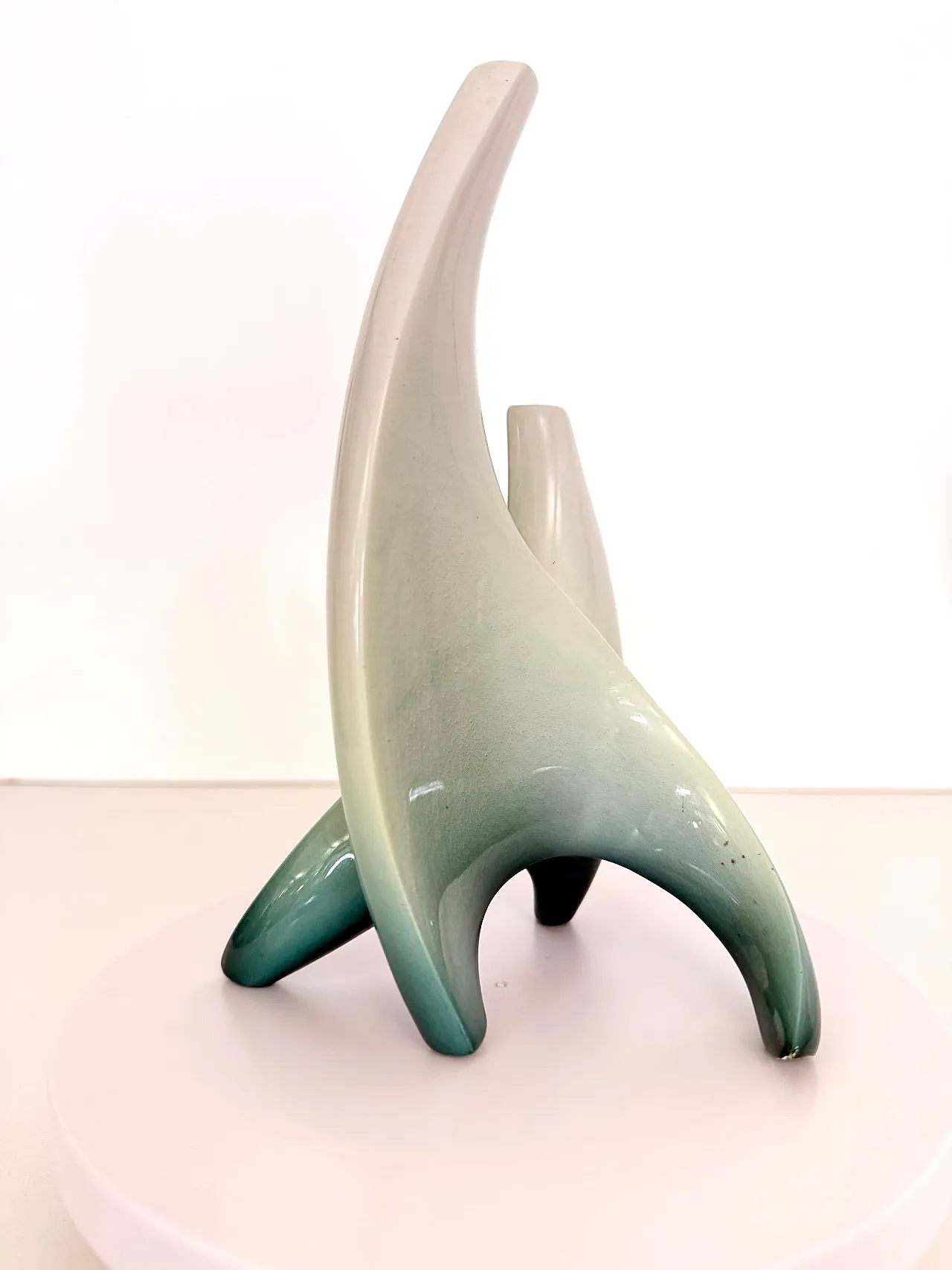 Scultura a forma di vaso di fiori in ceramica avorio e verde, anni '50 10