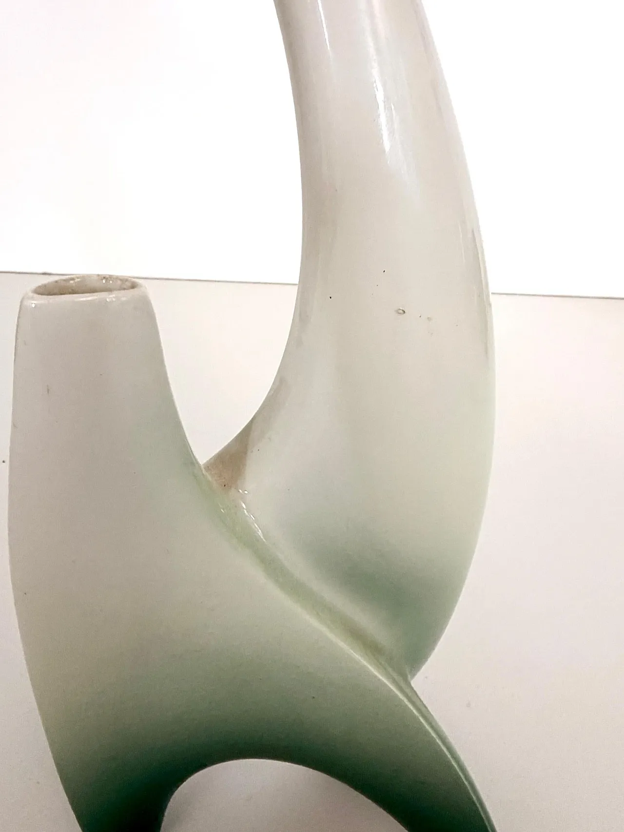 Scultura a forma di vaso di fiori in ceramica avorio e verde, anni '50 14