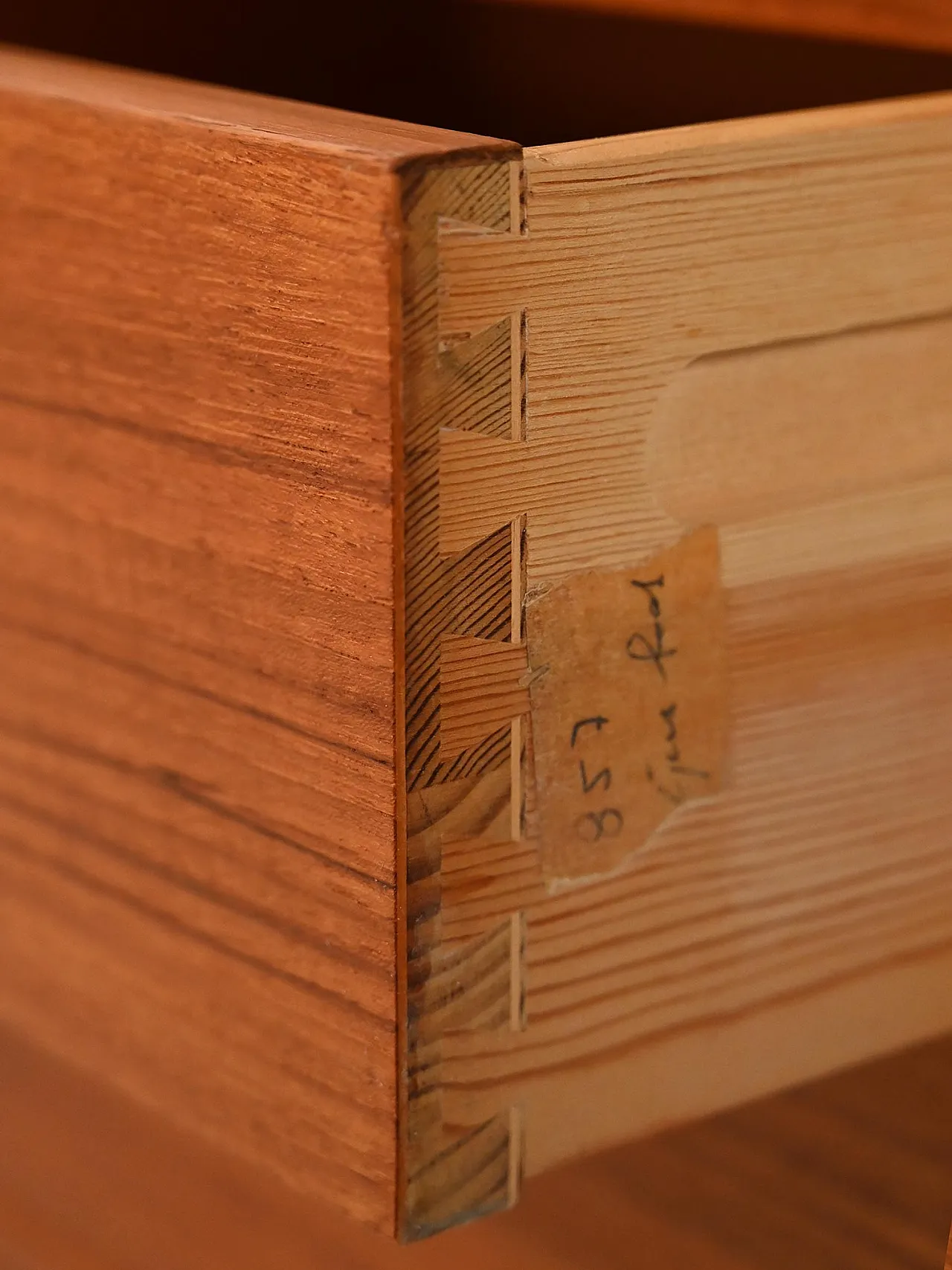 Cassettiera danese in faggio e teak di Børge Mogensen 9