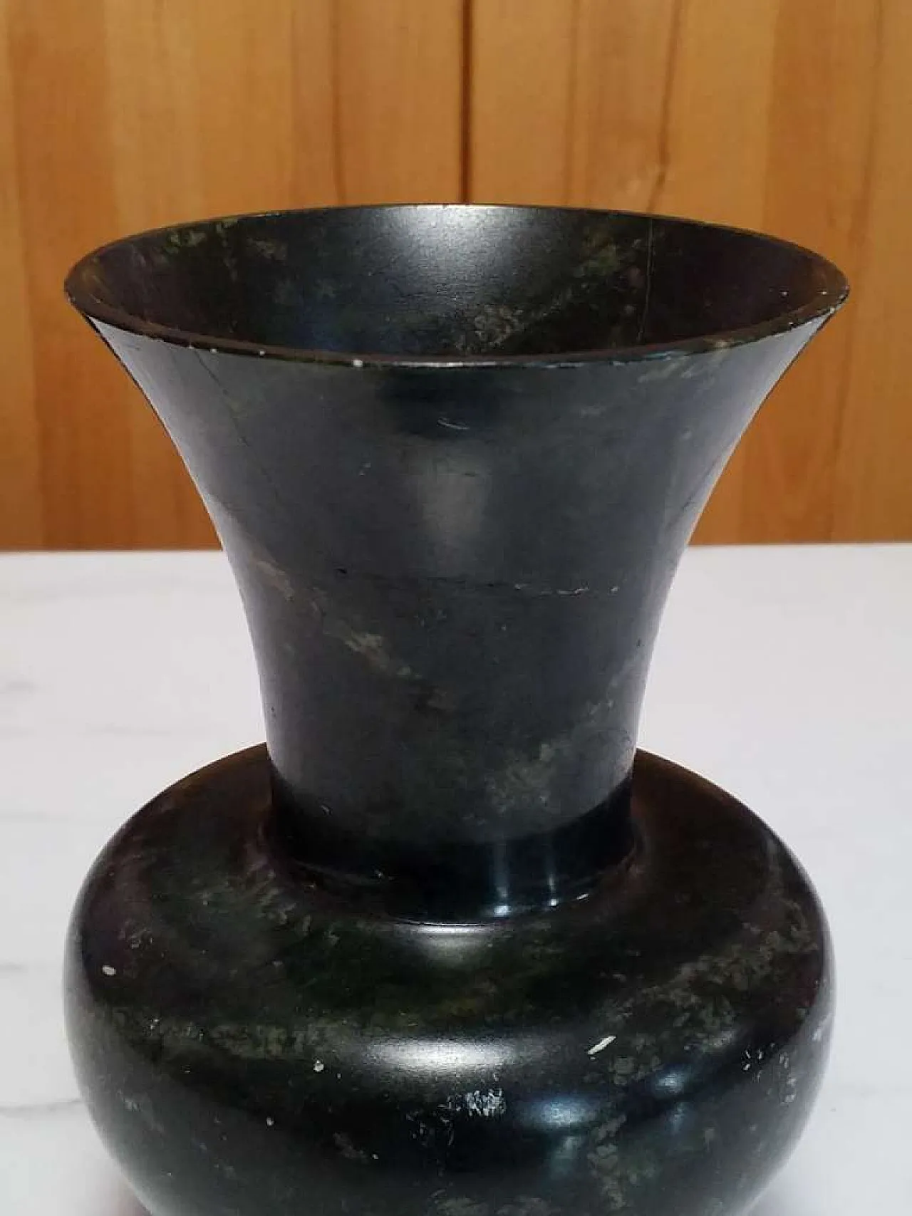 Spinach green nephrite jade vase,  17th century 3