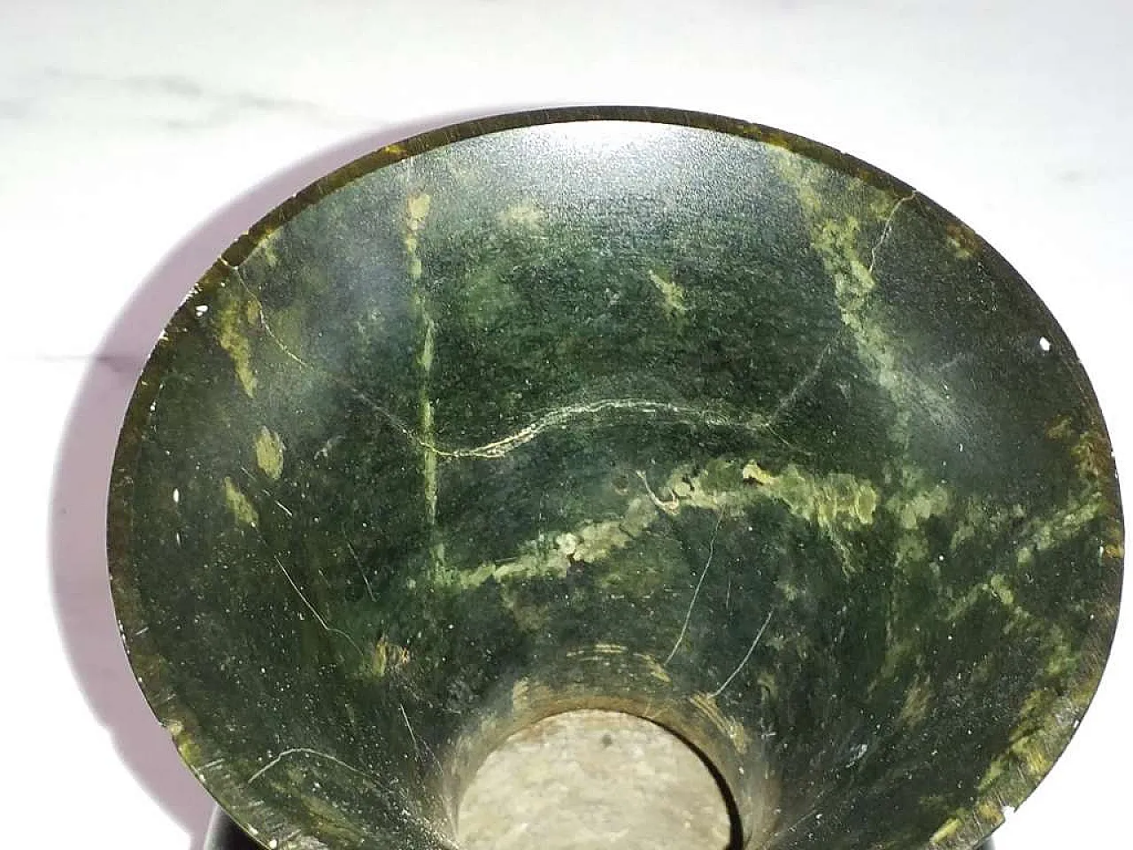 Spinach green nephrite jade vase,  17th century 8