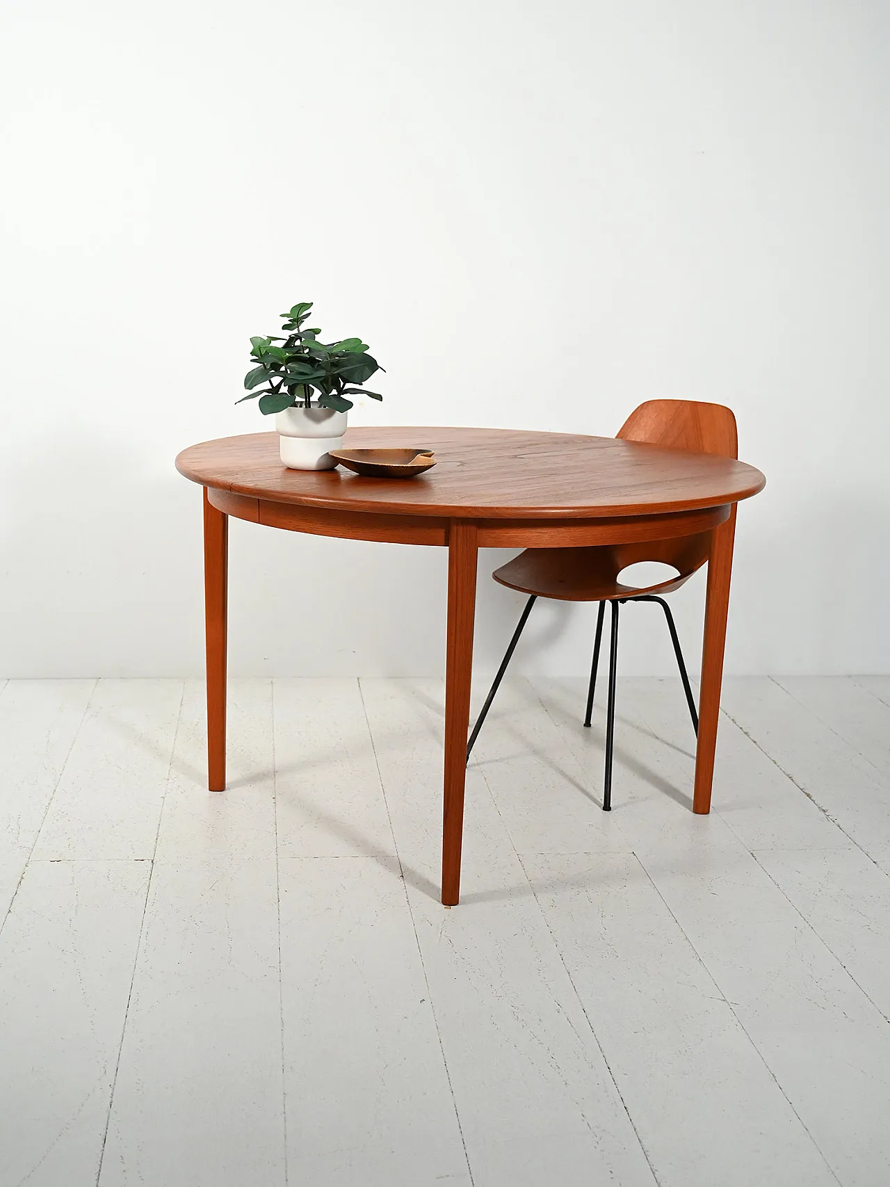 Round extendable teak table by Svante Skogh 2
