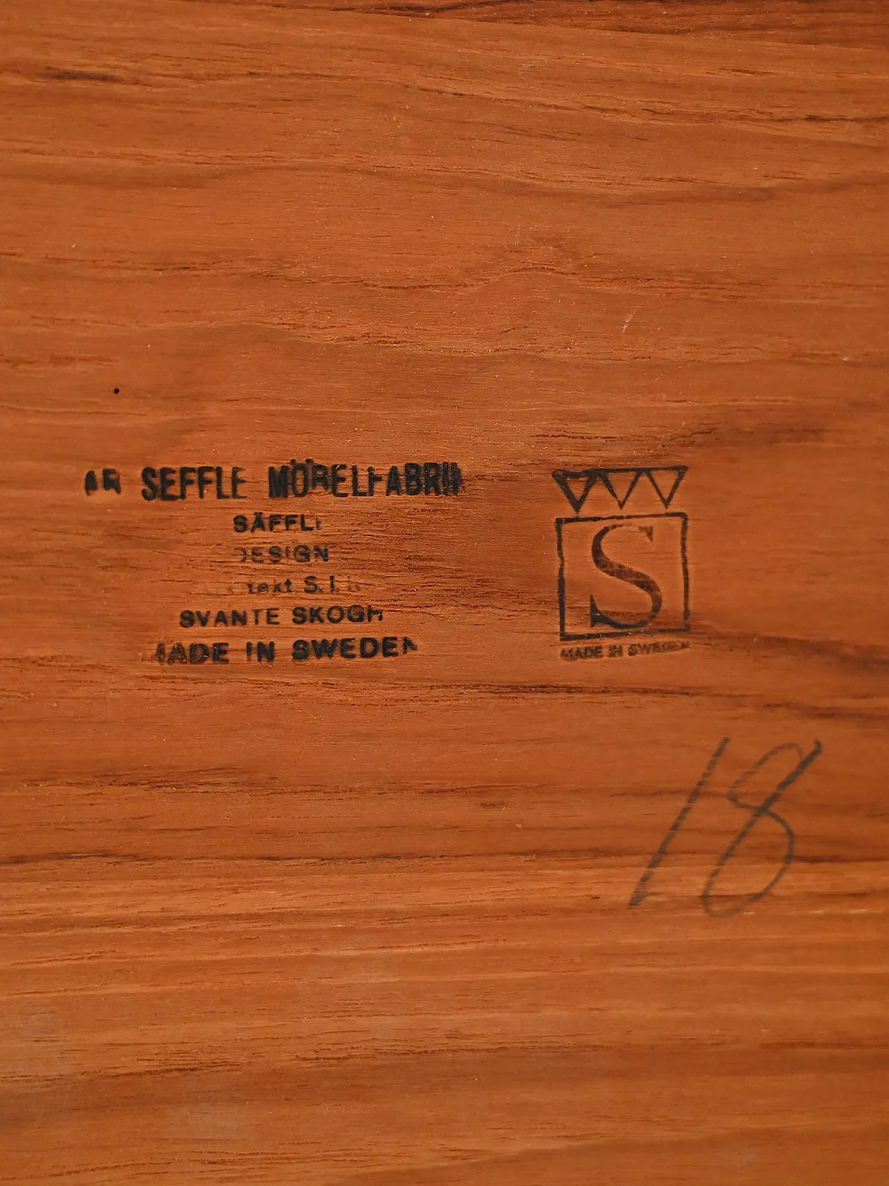 Round extendable teak table by Svante Skogh 9