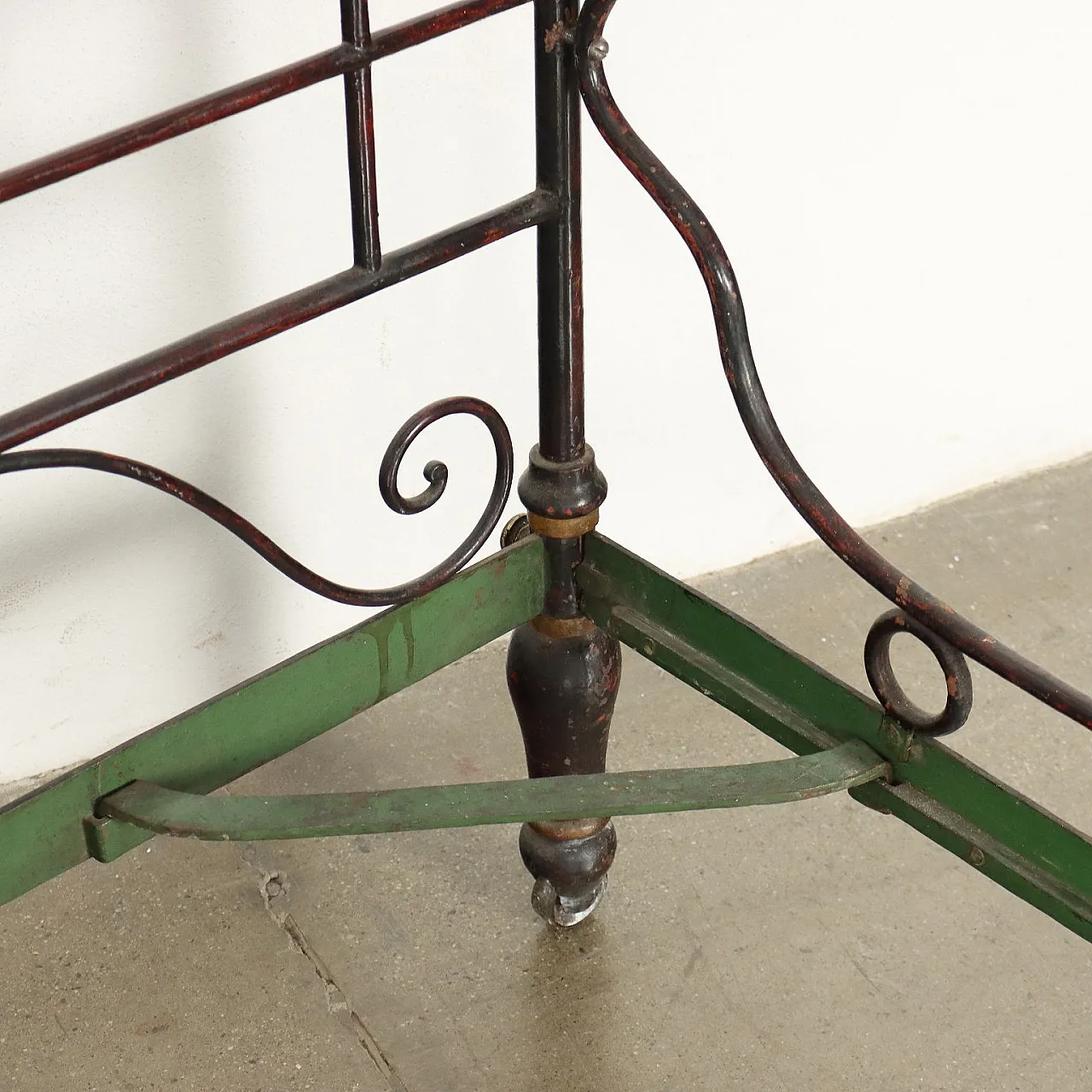 Restoration bed in red lacquered wrought iron, second quarter 19th century 9