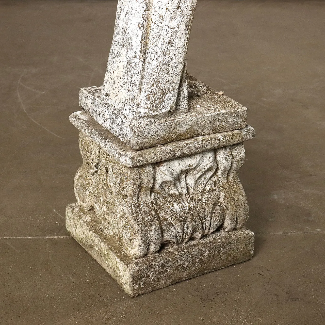 Female figure with amphorae, garden grit statue 10