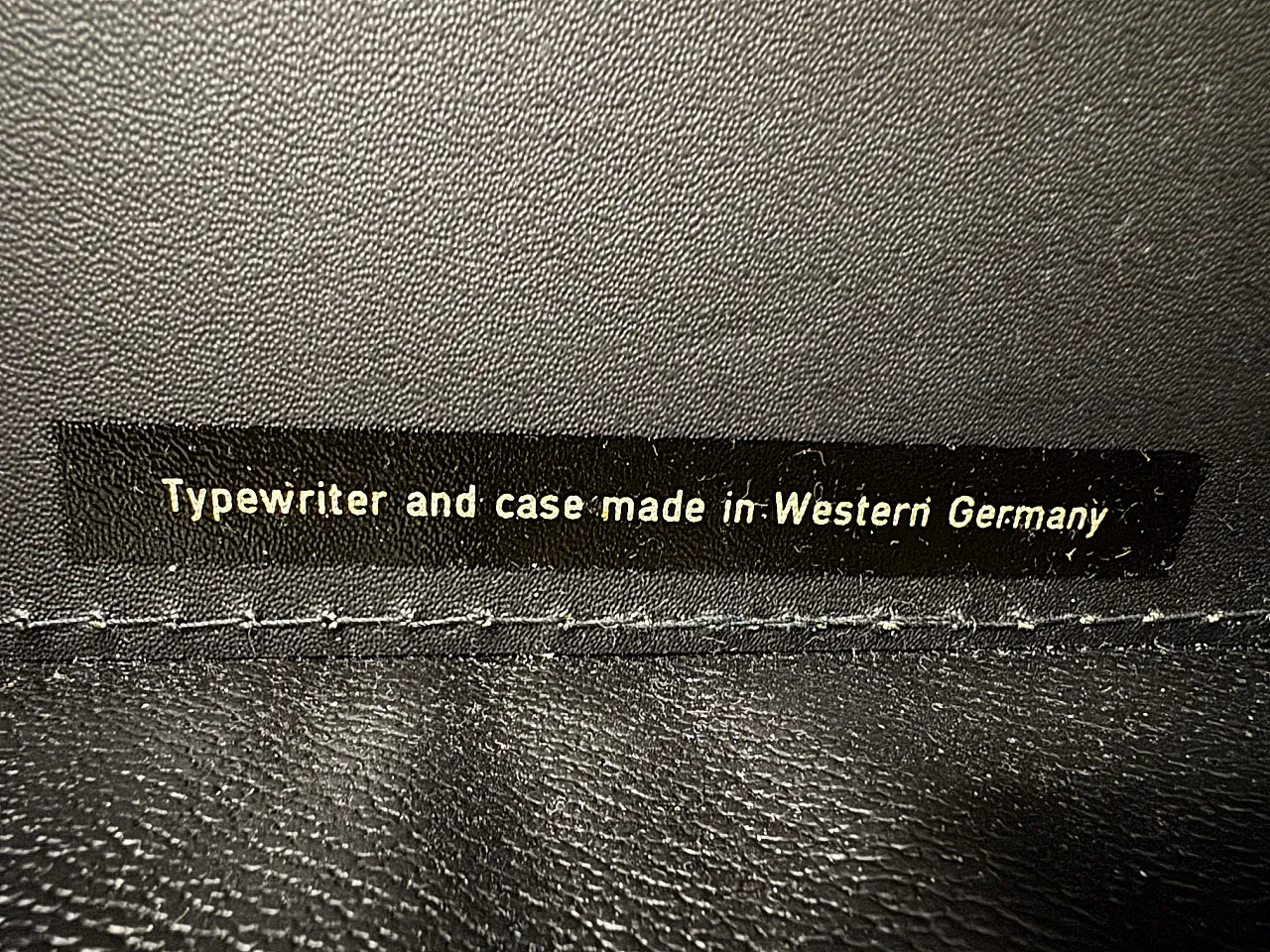 Macchina da scrivere Olympia Monica, anni ’70 1