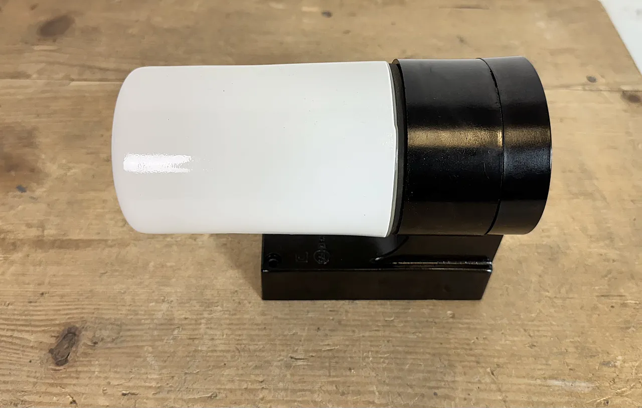 Lampada da parete industriale in bachelite marrone con vetro lattimo, anni '60 4