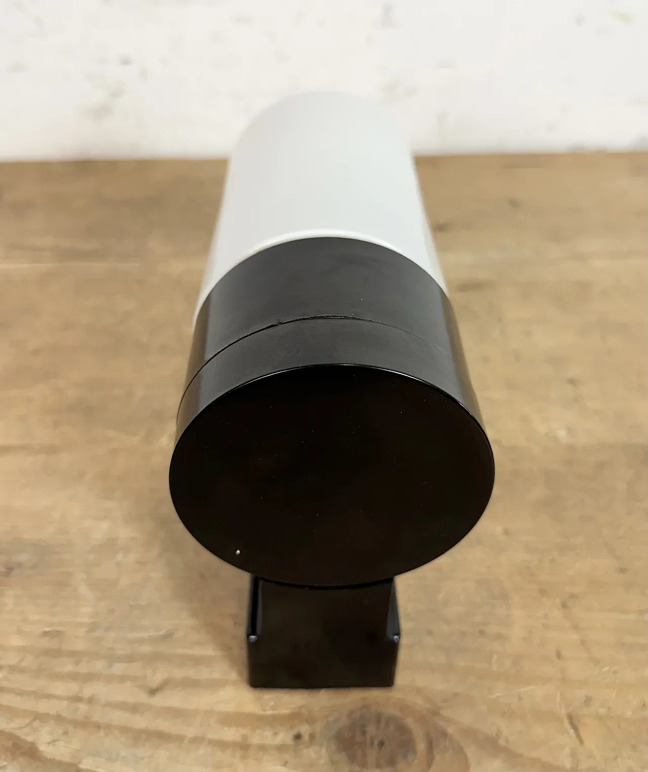 Lampada da parete industriale in bachelite marrone con vetro lattimo, anni '60 6