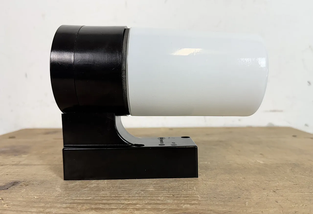 Lampada da parete industriale in bachelite marrone con vetro lattimo, anni '60 9