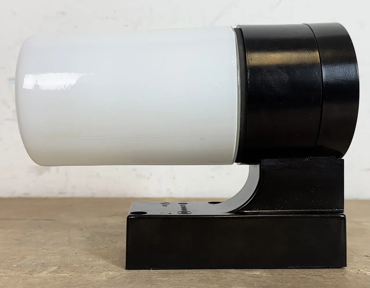 Lampada da parete industriale in bachelite marrone con vetro lattimo, anni '60 10