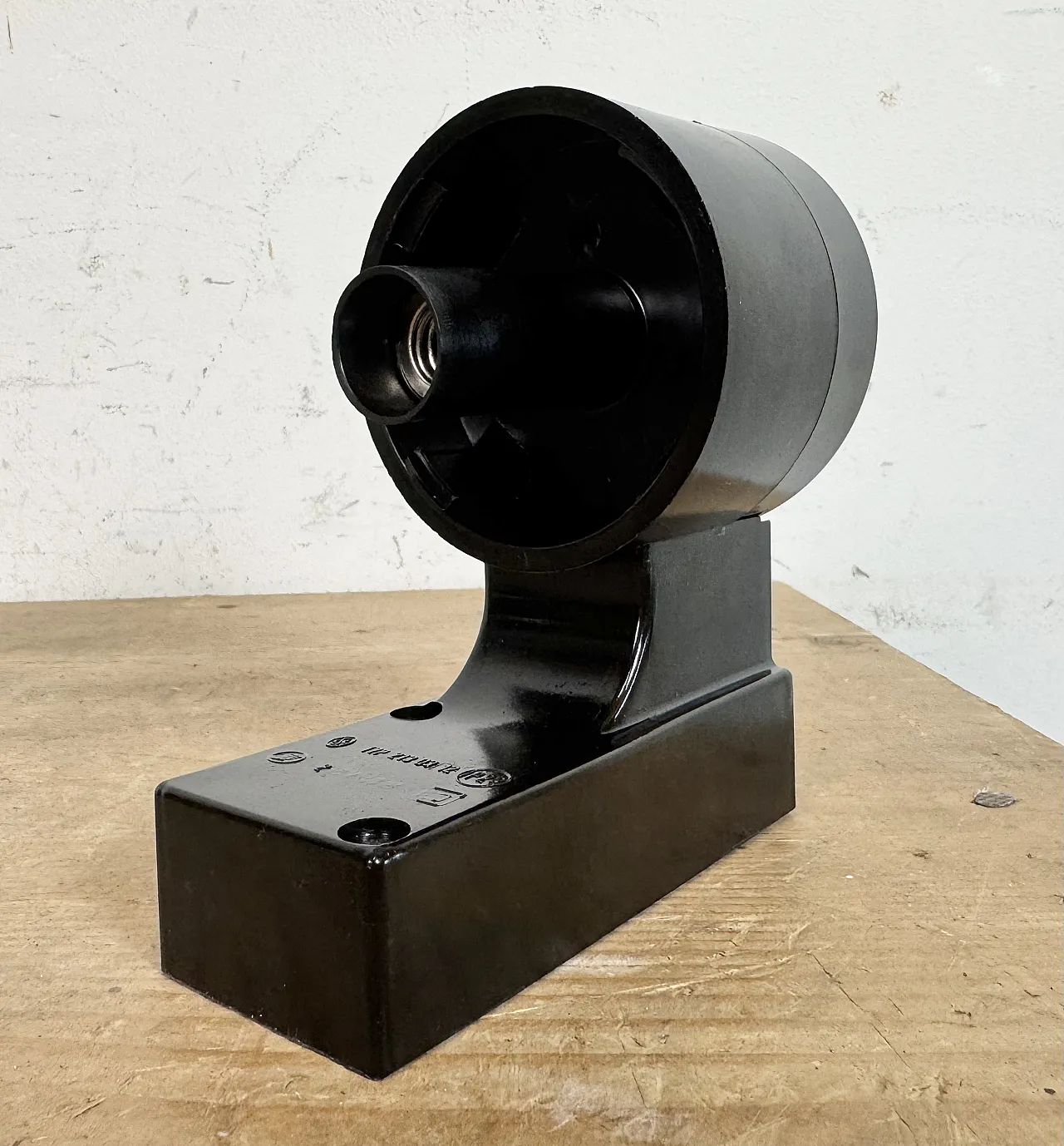 Lampada da parete industriale in bachelite marrone con vetro lattimo, anni '60 13