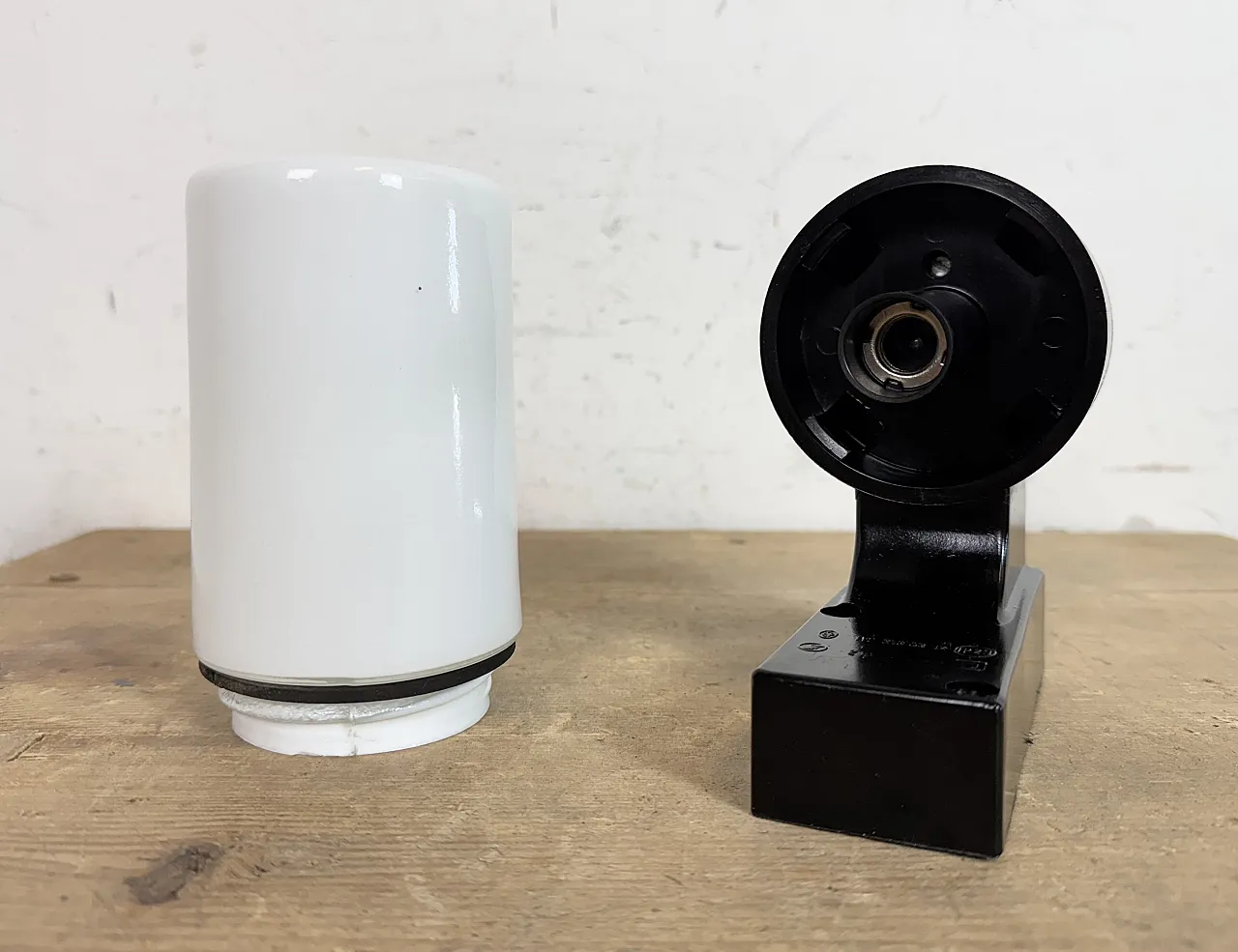 Lampada da parete industriale in bachelite marrone con vetro lattimo, anni '60 14