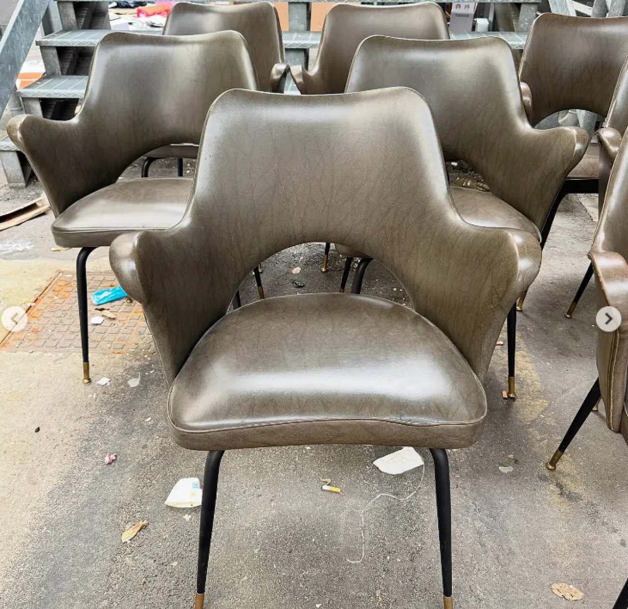 11 Poltroncine in metallo, ottone e similpelle, anni '60 2