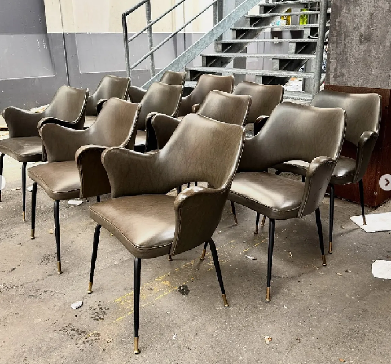 11 Poltroncine in metallo, ottone e similpelle, anni '60 4