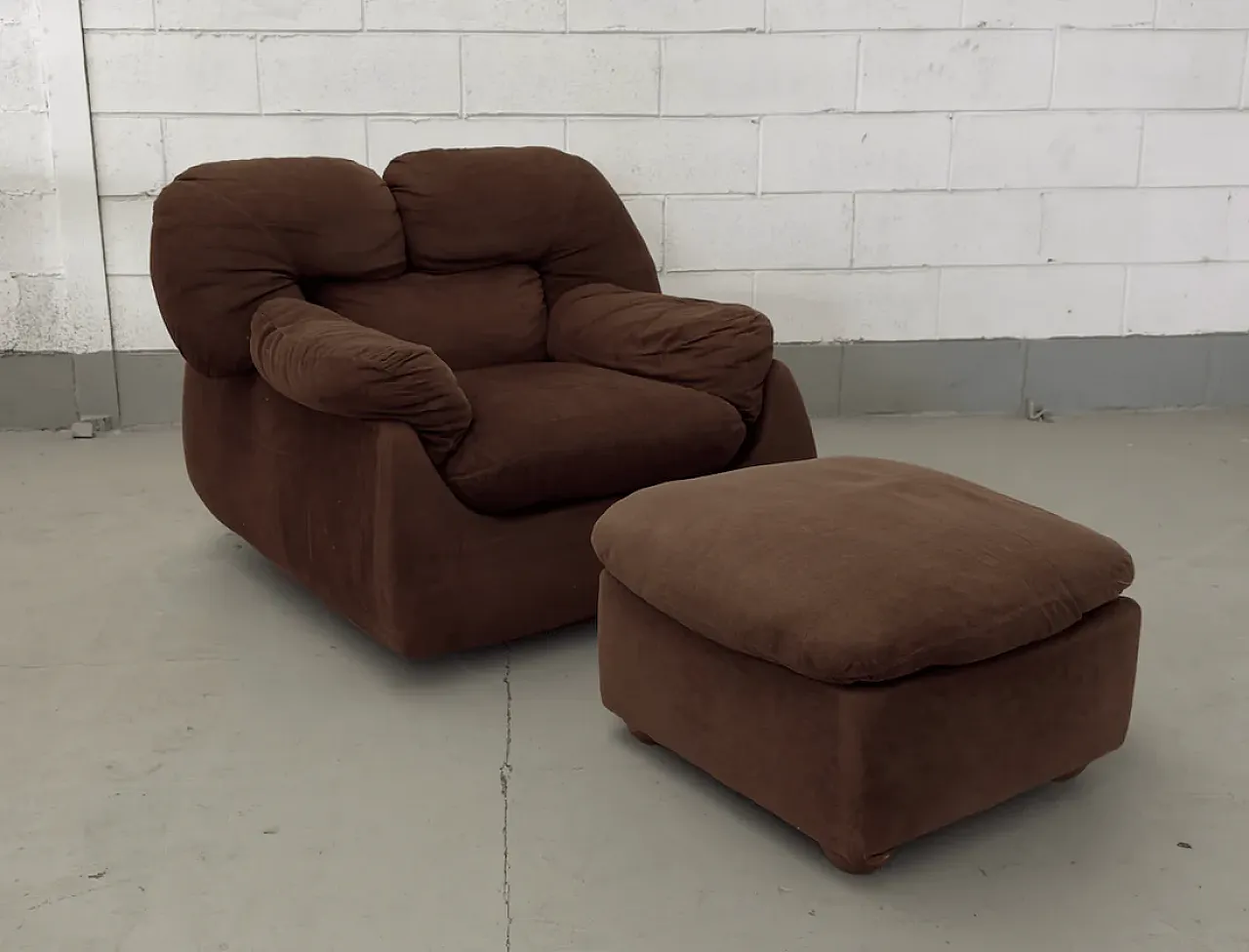 Mario Marenco, poltrona e pouf attribuiti, anni '70 1