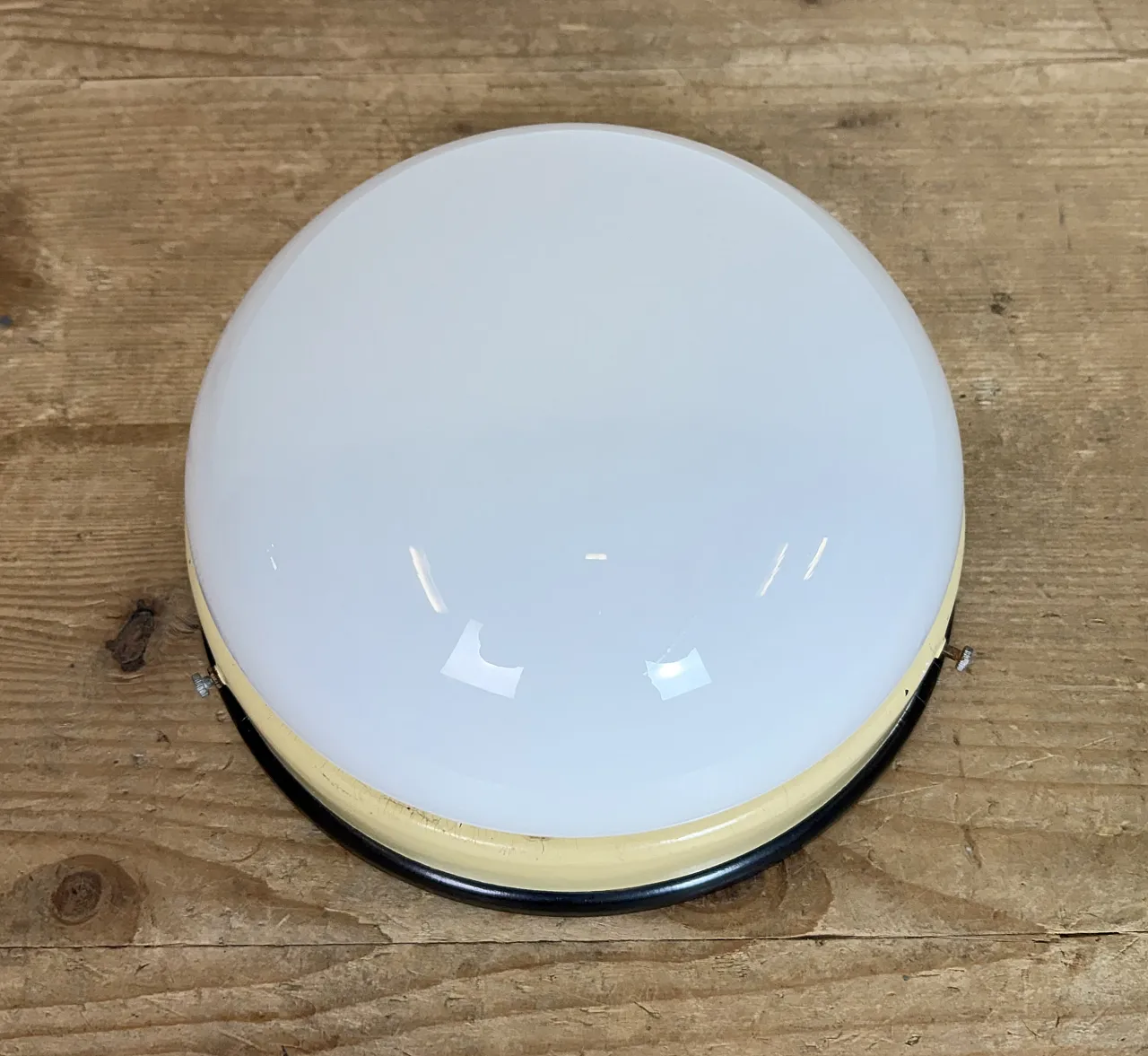 Lampada da parete o da soffitto industriale in bachelite con vetro lattimo, anni '50 4