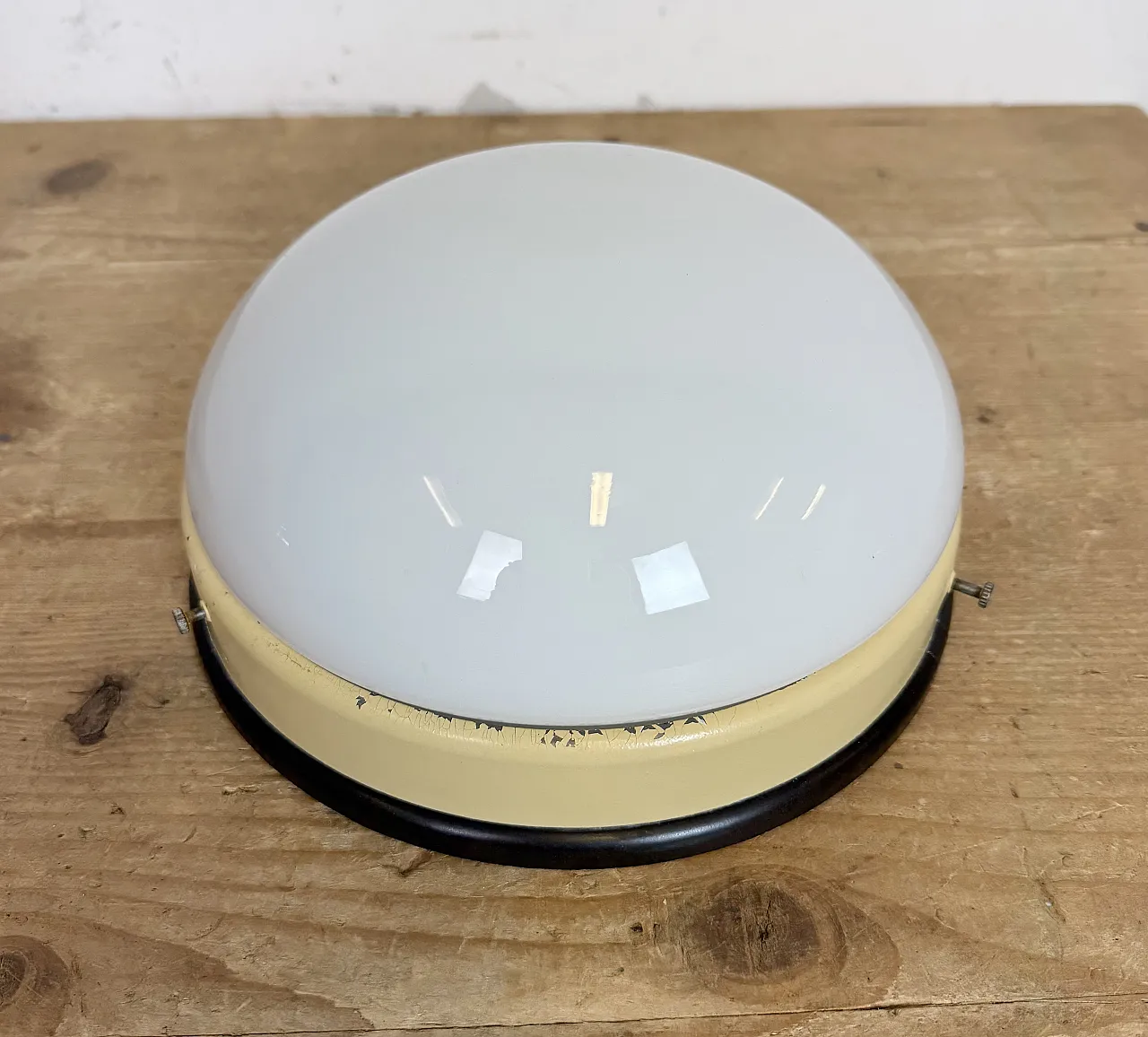 Lampada da parete o da soffitto industriale in bachelite con vetro lattimo, anni '50 5