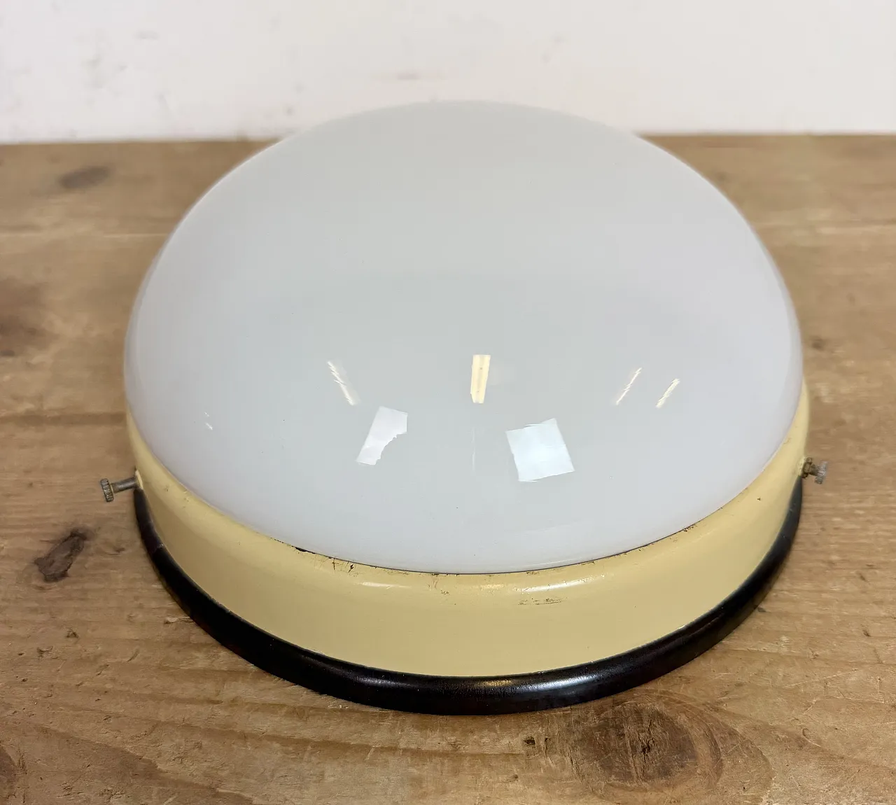 Lampada da parete o da soffitto industriale in bachelite con vetro lattimo, anni '50 6
