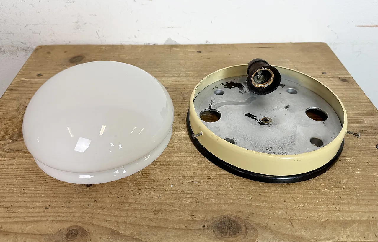 Lampada da parete o da soffitto industriale in bachelite con vetro lattimo, anni '50 7