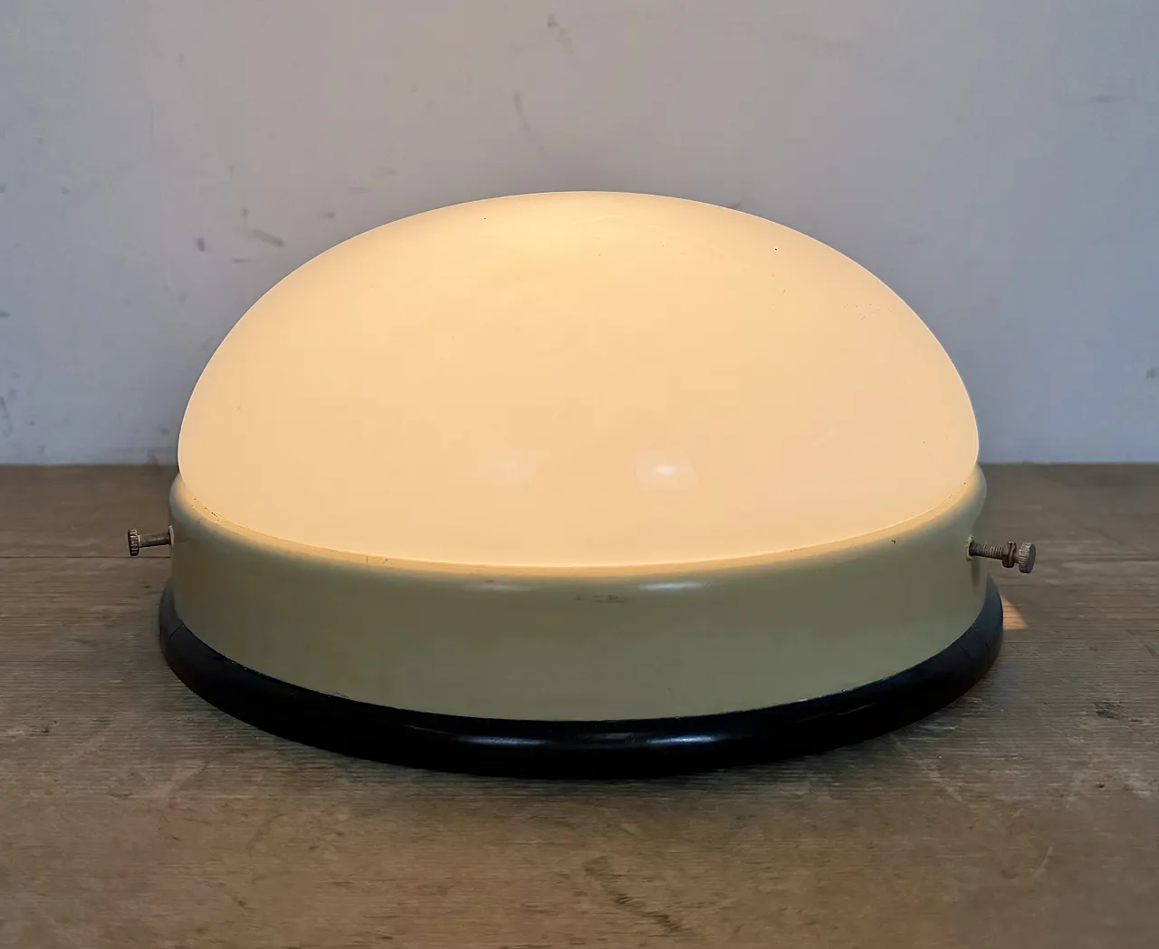 Lampada da parete o da soffitto industriale in bachelite con vetro lattimo, anni '50 10