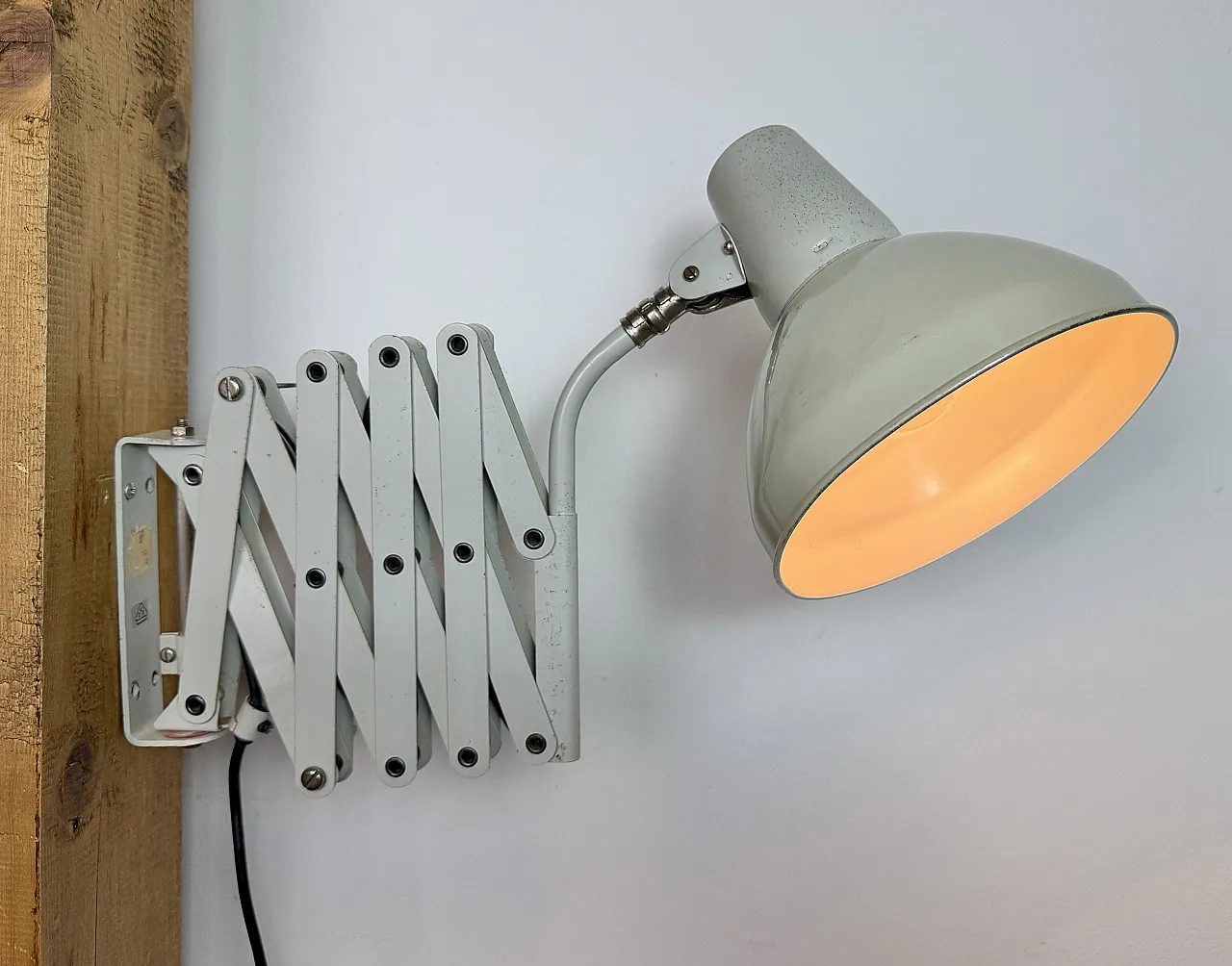 Lampada da parete industriale a forbice grigia di SIS, Germania, anni '60 17