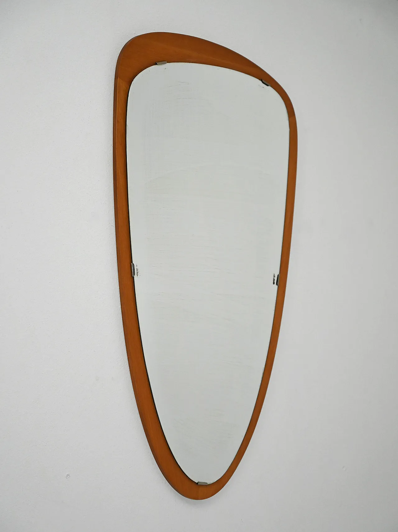 Specchio scandinavo a goccia, anni ’60 1