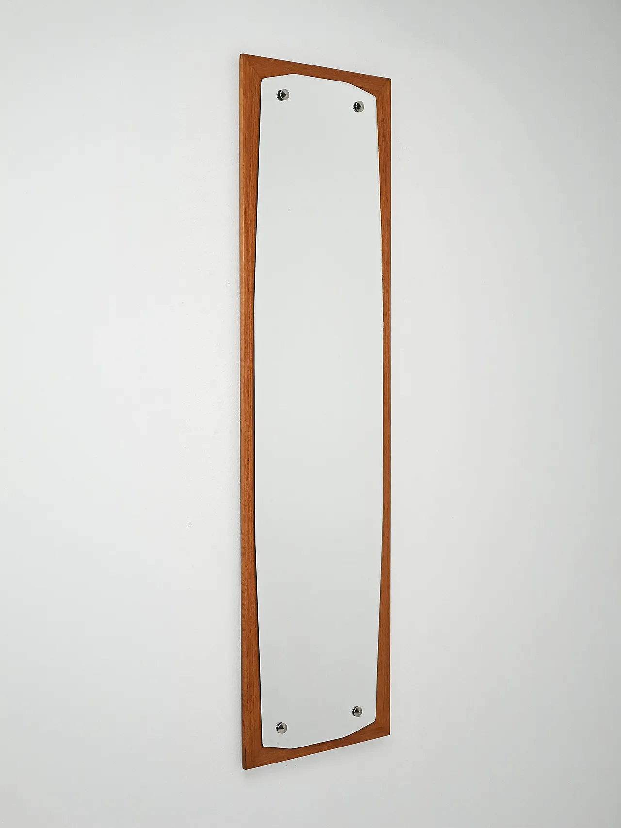 Specchio scandinavo sagomato in teak anni 60–70 1